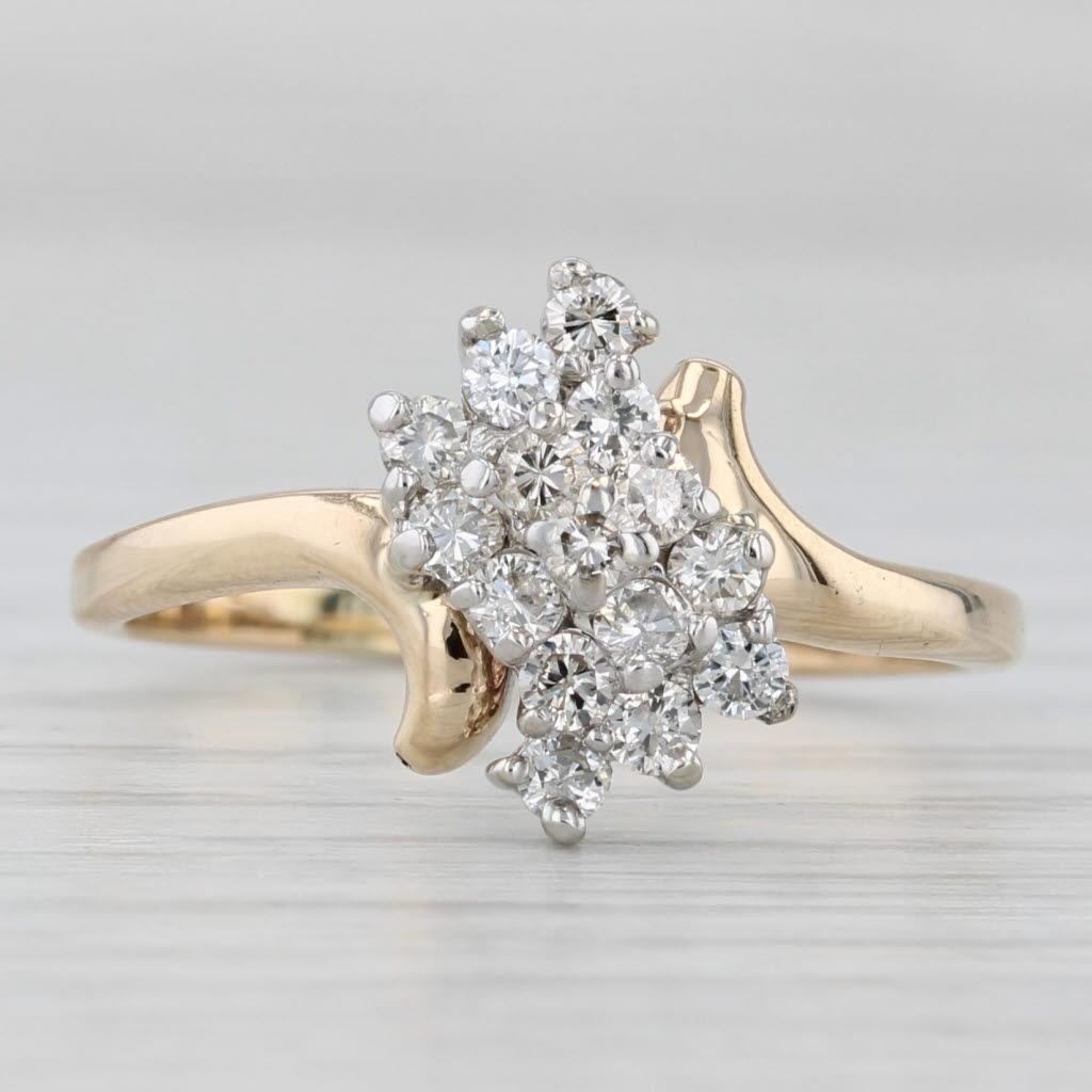 Bague bypass en or jaune 14 carats avec grappe de diamants de 0,60 ctw, taille 8,75 Bon état - En vente à McLeansville, NC