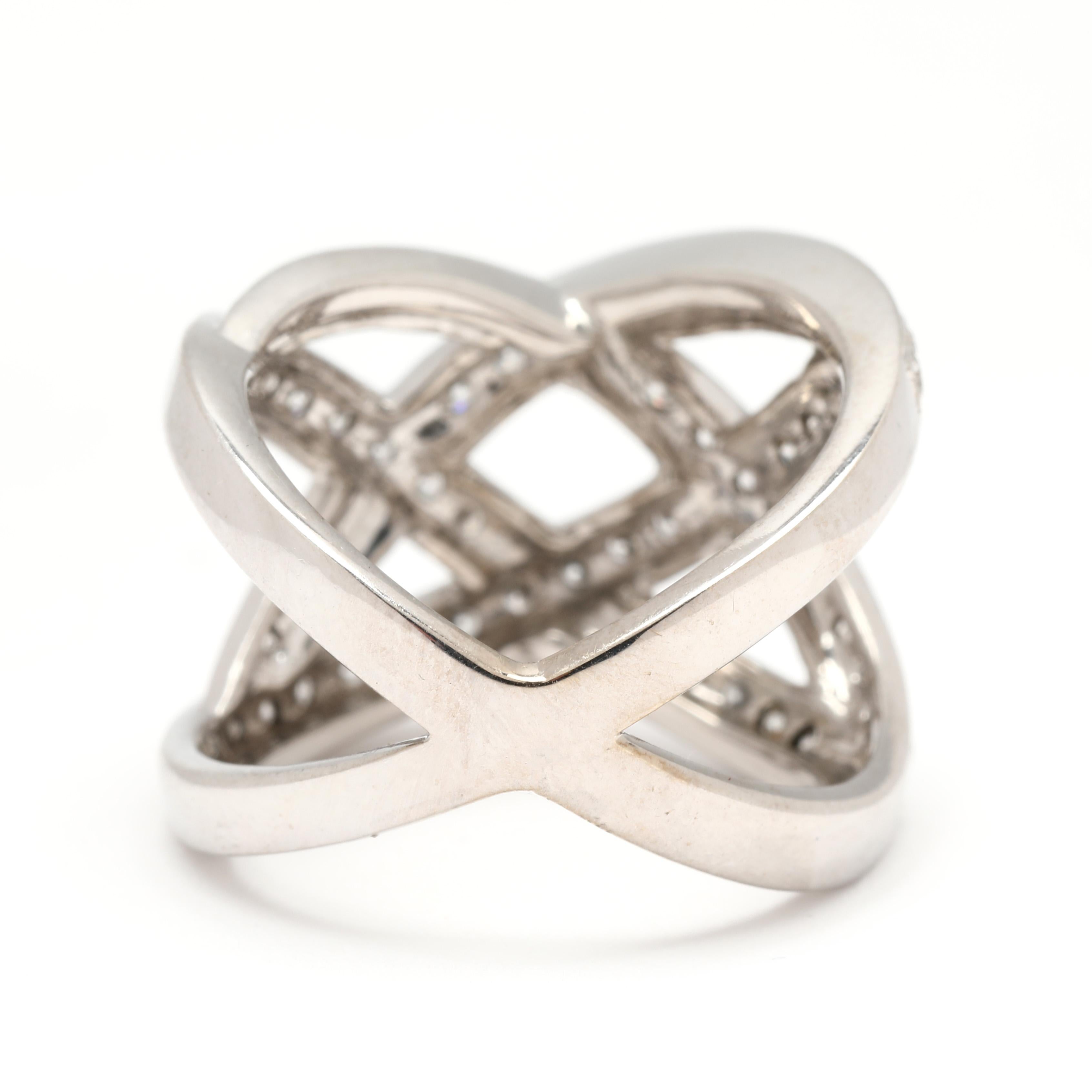 Taglio rotondo Anello con diamante X Twisted da 0,60 carati, oro bianco 18 carati, misura 6,75 in vendita