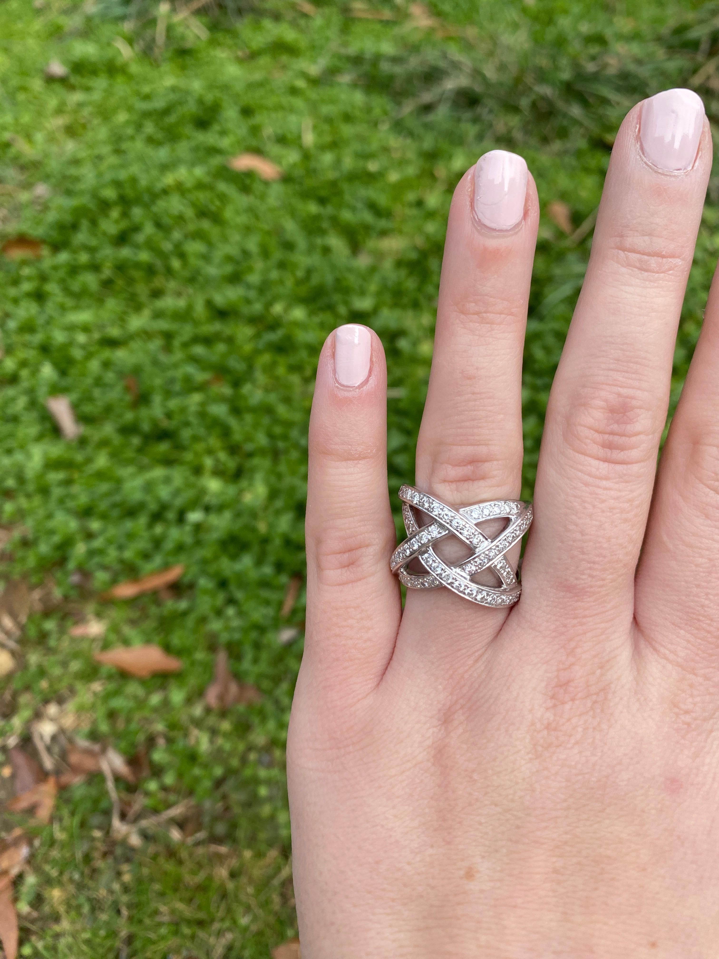 Bague fantaisie torsadée en or blanc 18 carats avec diamants de 0,60 ctw, taille 6,75 en vente 2