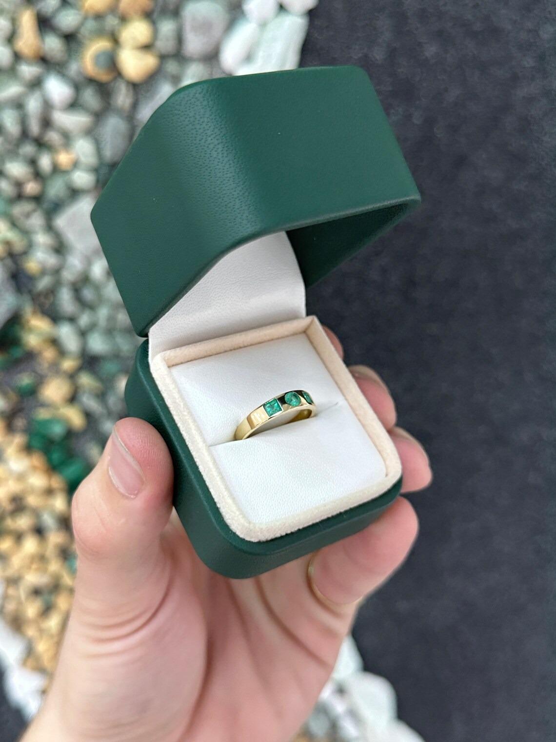 0.60tcw 14K Medium Green Round & Princess Cut Emerald Bezel Set Three Stone Band In New Condition For Sale In Jupiter, FL