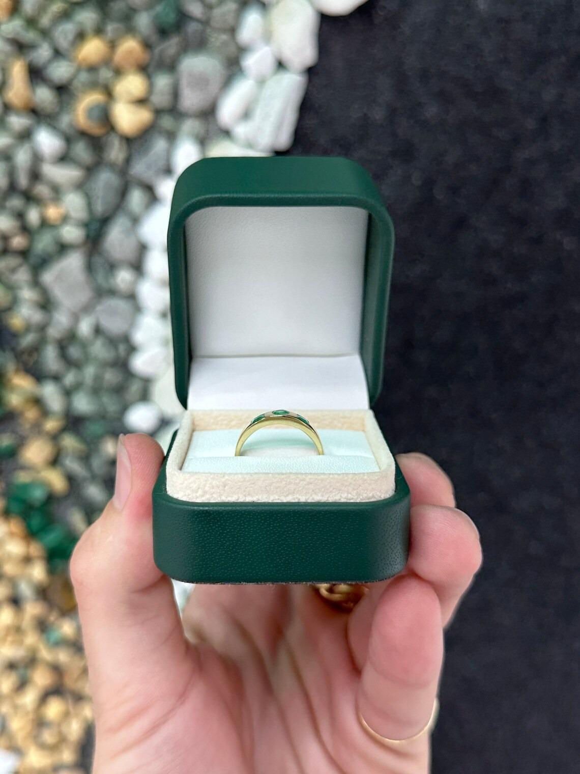 Women's 0.60tcw 14K Medium Green Round & Princess Cut Emerald Bezel Set Three Stone Band For Sale