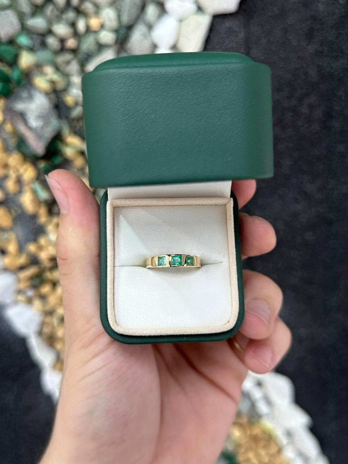 0.60tcw 14K Princess Cut Emerald Bezel Set Three Stone Band Gold Unisex Ring In New Condition For Sale In Jupiter, FL