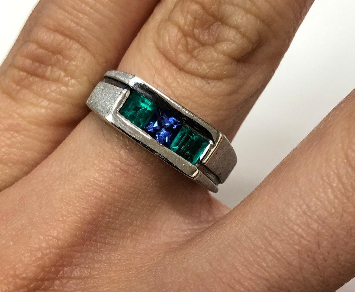 Modern 0.60tcw Men's Natural Colombian Emerald & Tanzanite Gold Band Ring For Sale