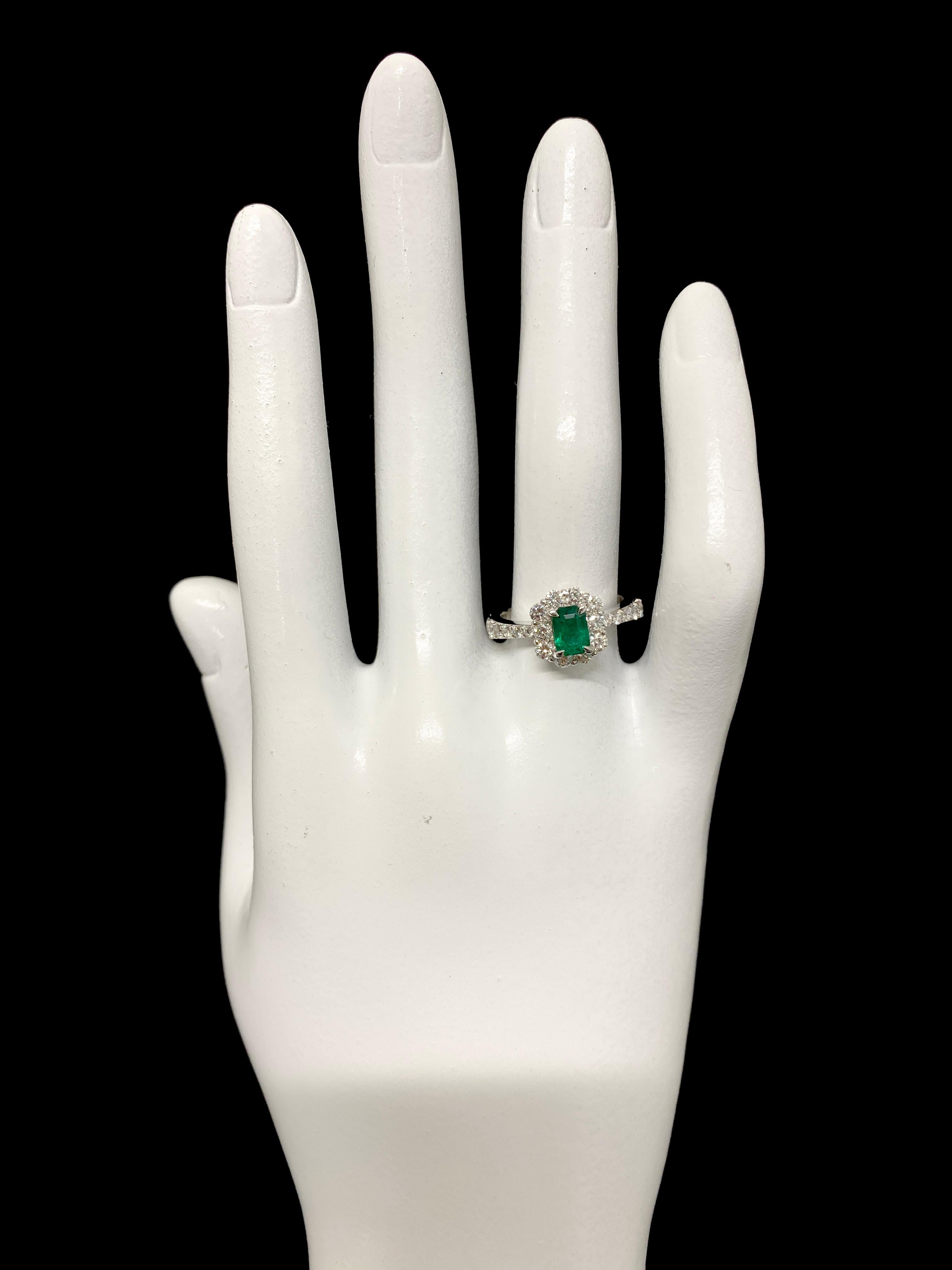 Modern 0.61 Carat Natural Vivid Green Emerald and Diamond Ring Set in Platinum For Sale