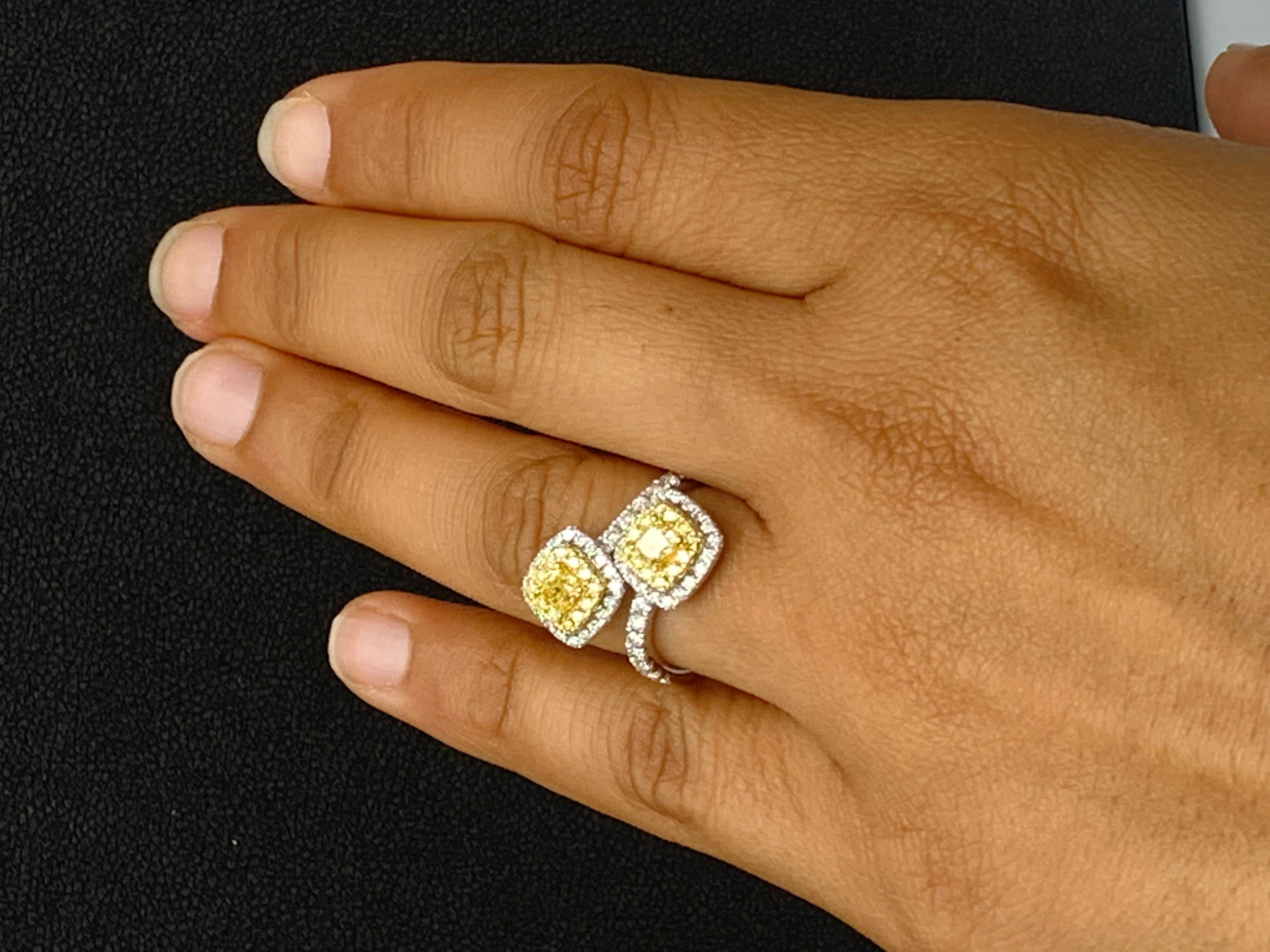 Anello Toi Et Moi con diamante giallo e bianco da 0,61 carati e taglio a cuscino in oro misto 18 carati in vendita 4