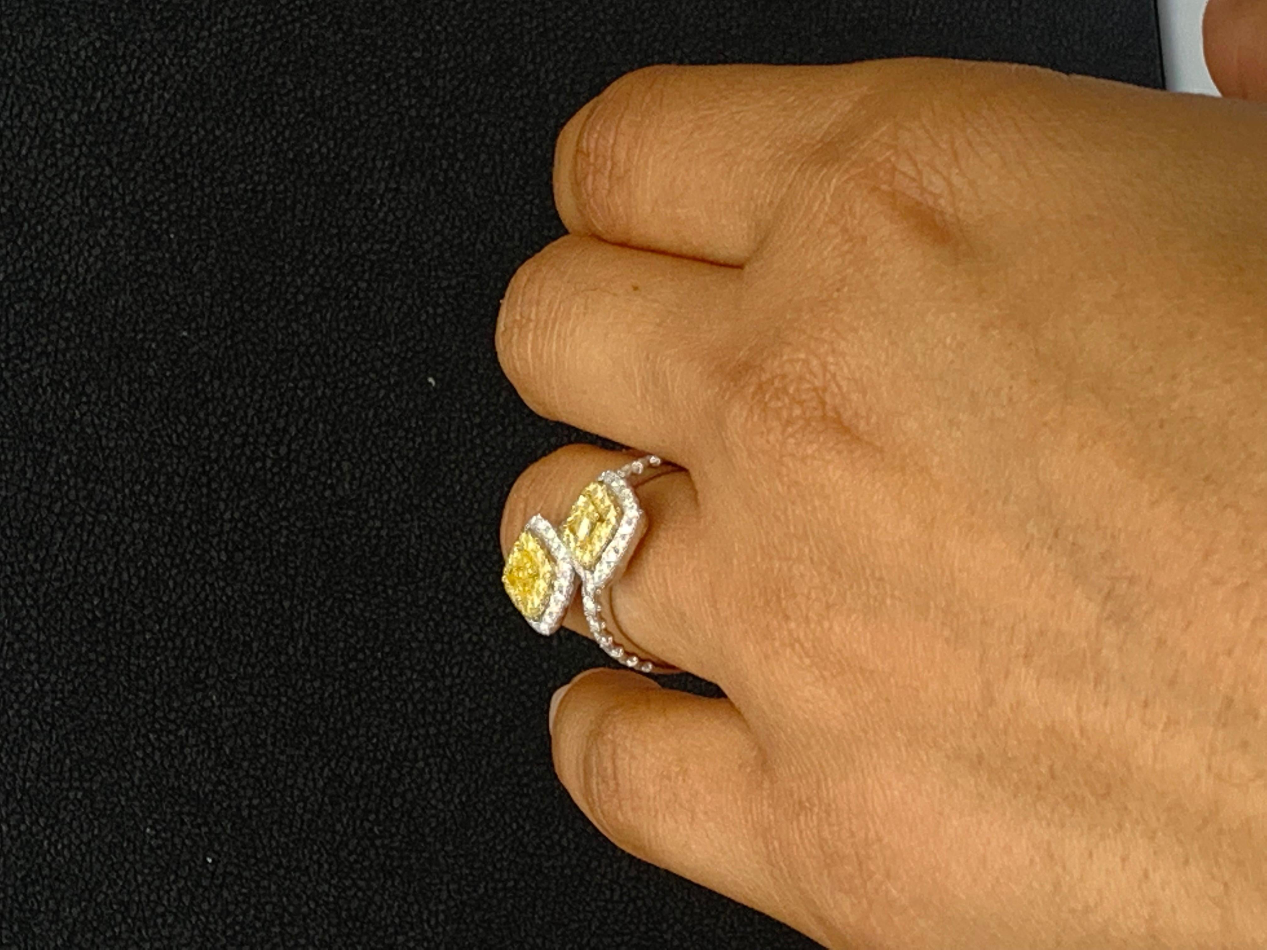 Anello Toi Et Moi con diamante giallo e bianco da 0,61 carati e taglio a cuscino in oro misto 18 carati in vendita 5