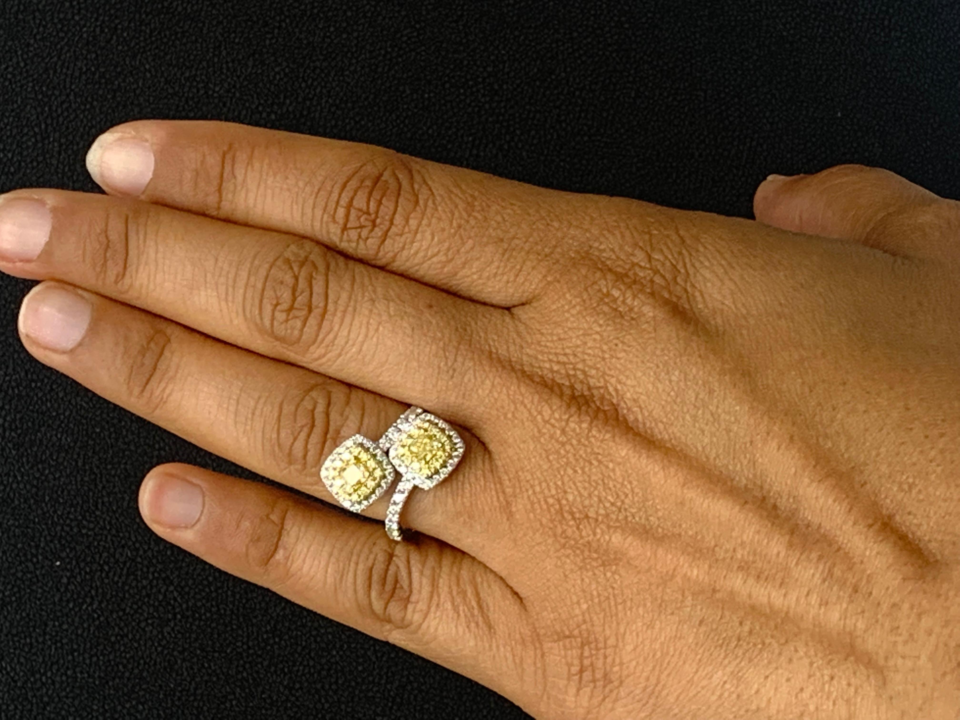 Anello Toi Et Moi con diamante giallo e bianco da 0,61 carati e taglio a cuscino in oro misto 18 carati in vendita 6
