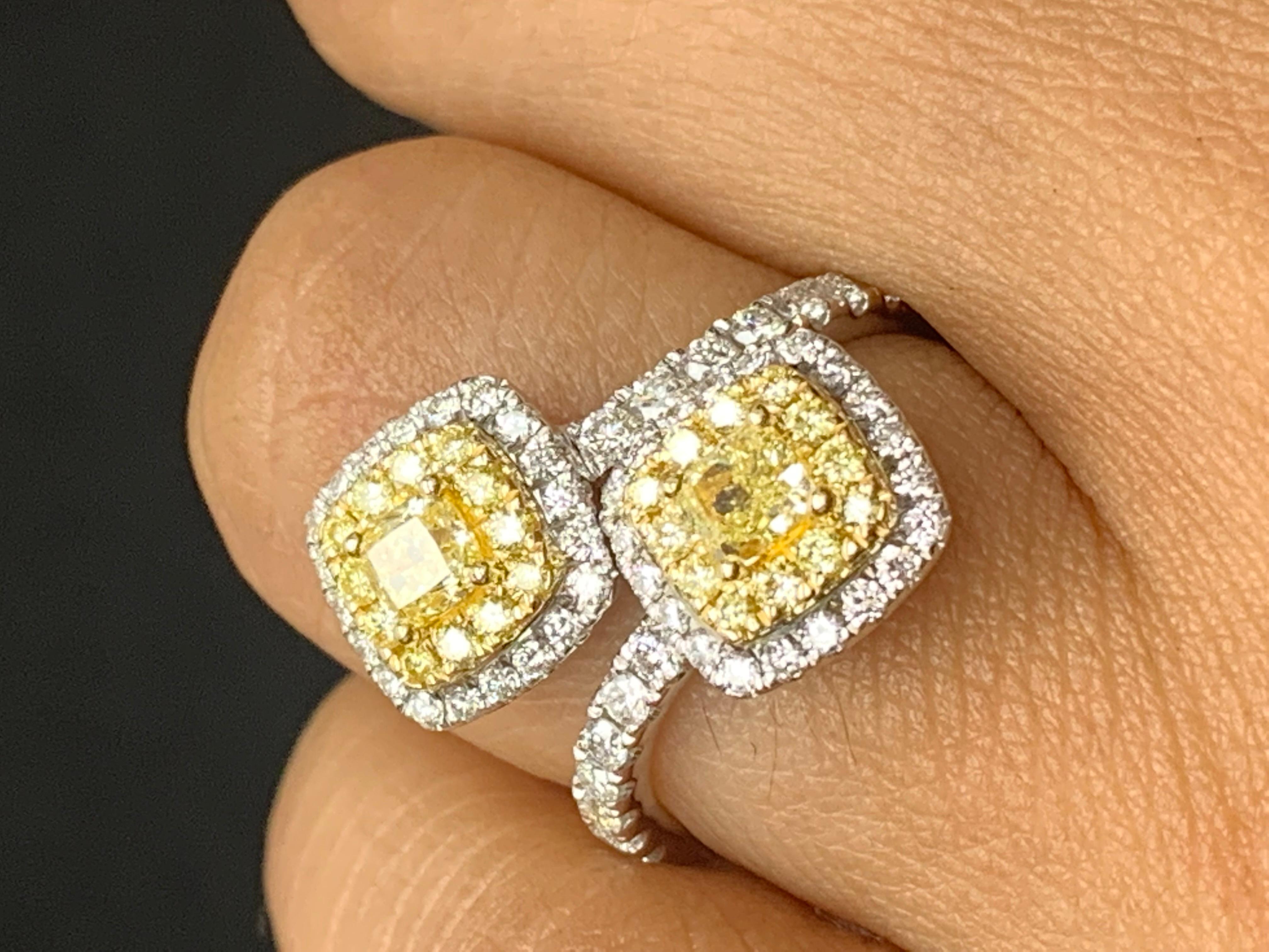 Taglio cuscino Anello Toi Et Moi con diamante giallo e bianco da 0,61 carati e taglio a cuscino in oro misto 18 carati in vendita