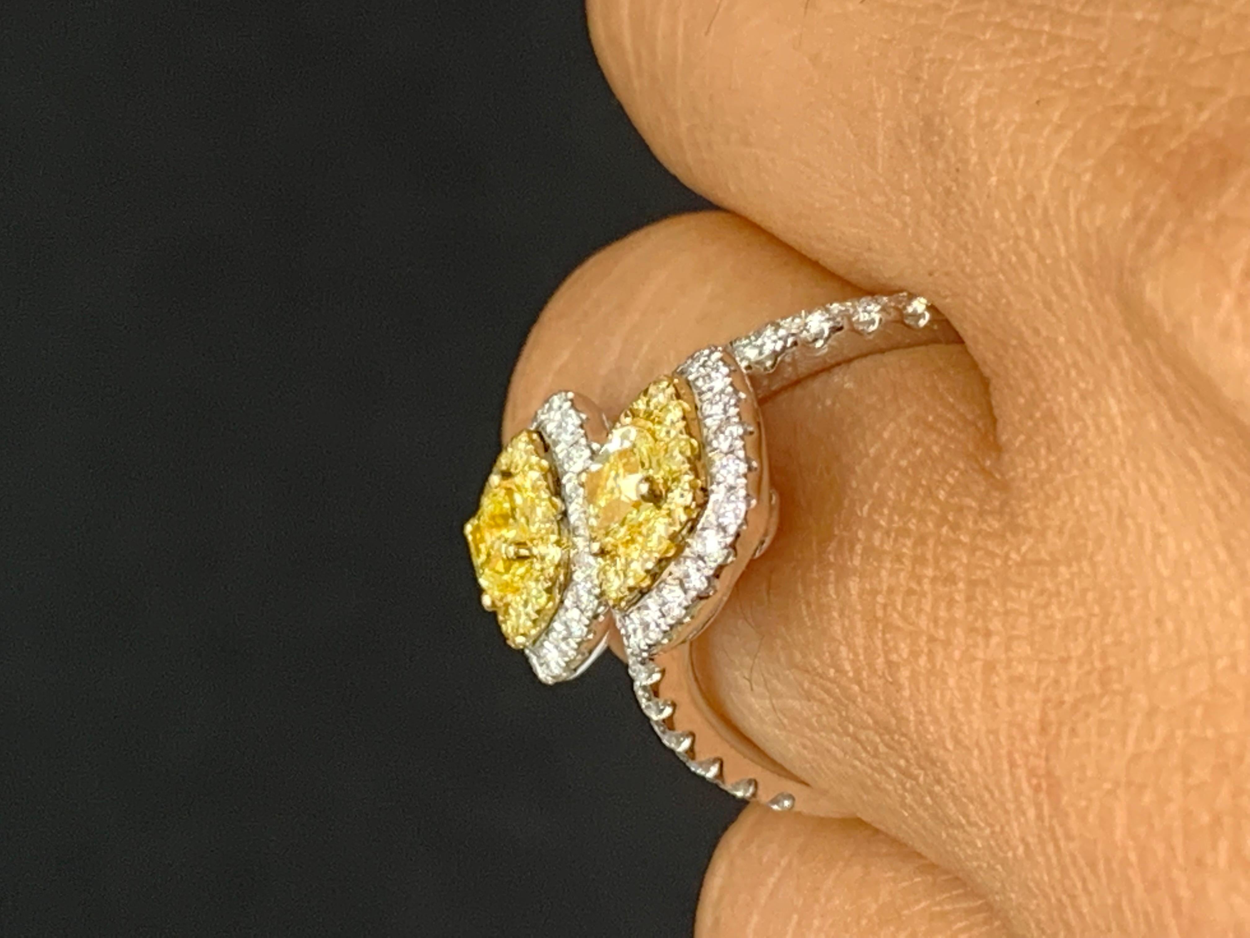 Donna Anello Toi Et Moi con diamante giallo e bianco da 0,61 carati e taglio a cuscino in oro misto 18 carati in vendita
