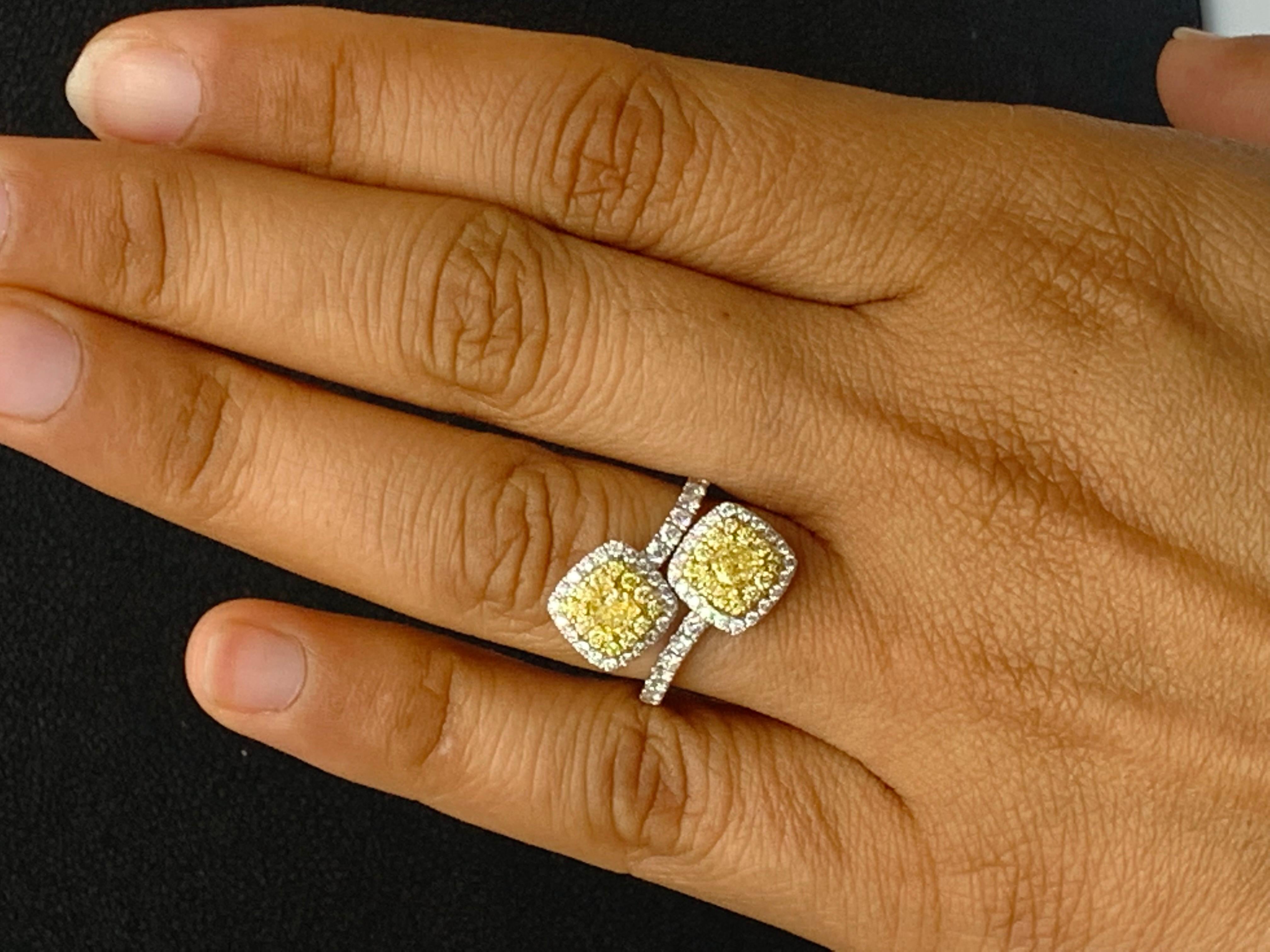 Anello Toi Et Moi con diamante giallo e bianco da 0,61 carati e taglio a cuscino in oro misto 18 carati in vendita 3