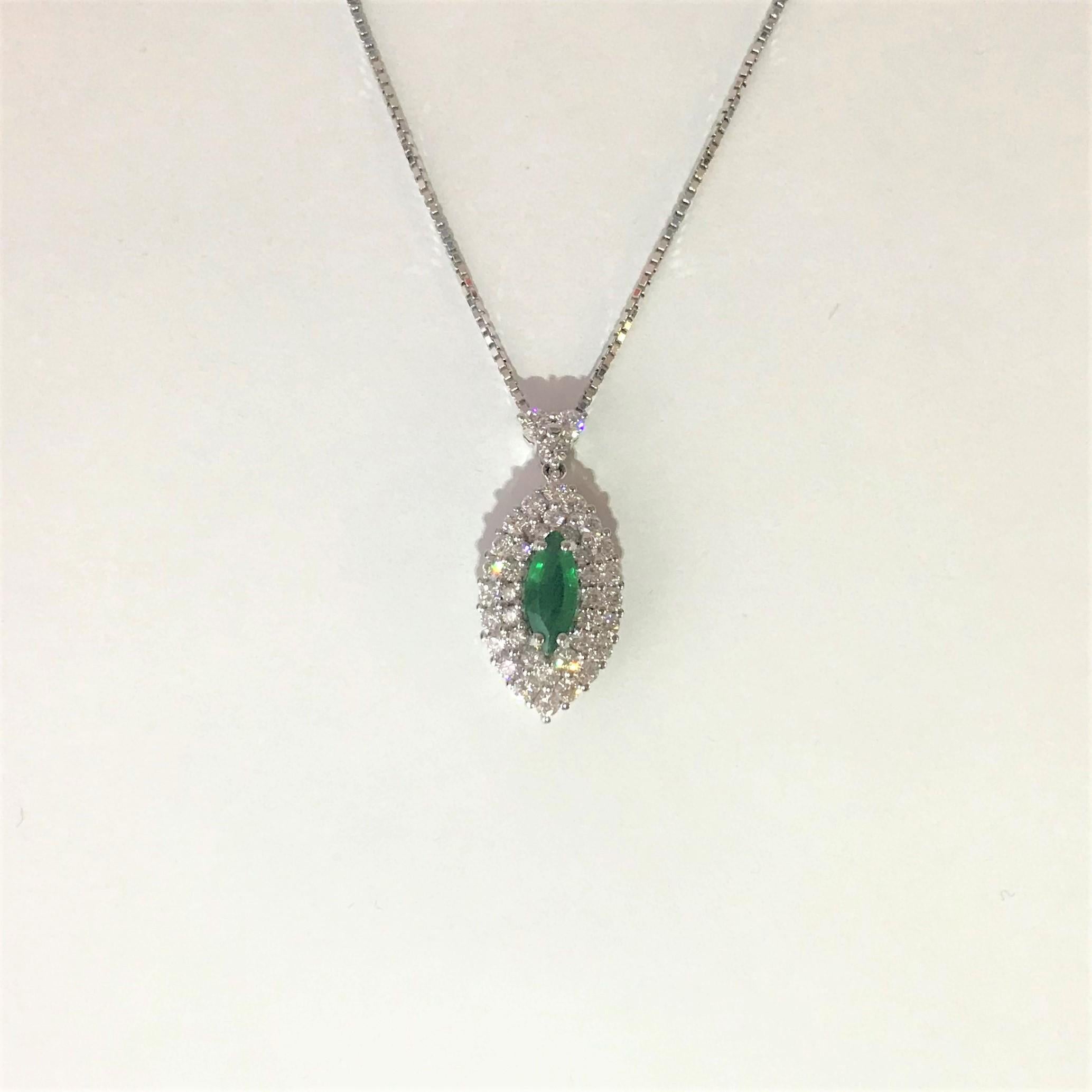 Modern 0.61 Carat Emerald 1.11 Carat Diamonds White Gold Necklace For Sale