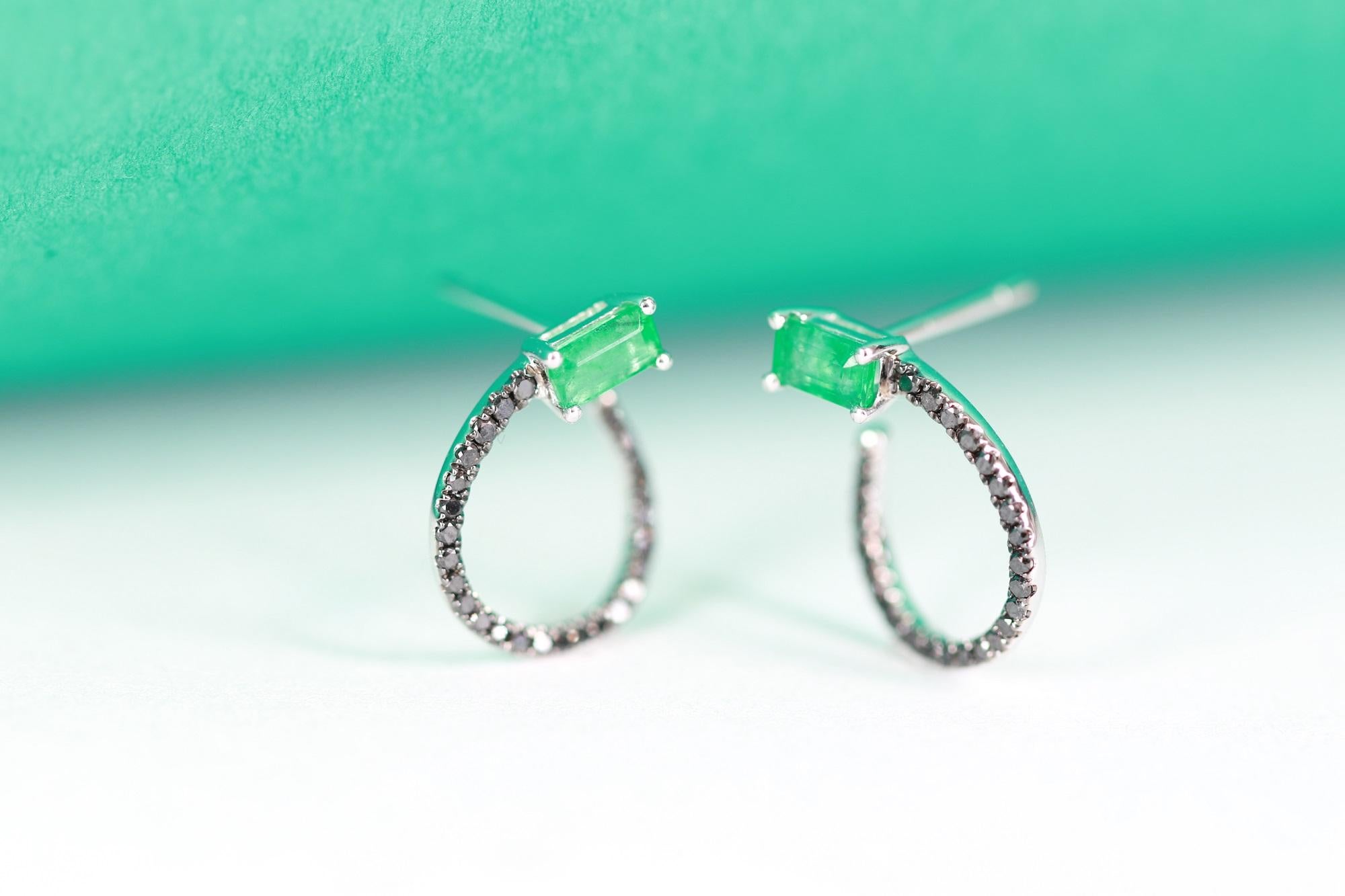 Women's 0.61 Carat Emerald Cut Emerald and Brown Diamond 18 Karat White Gold Earring For Sale