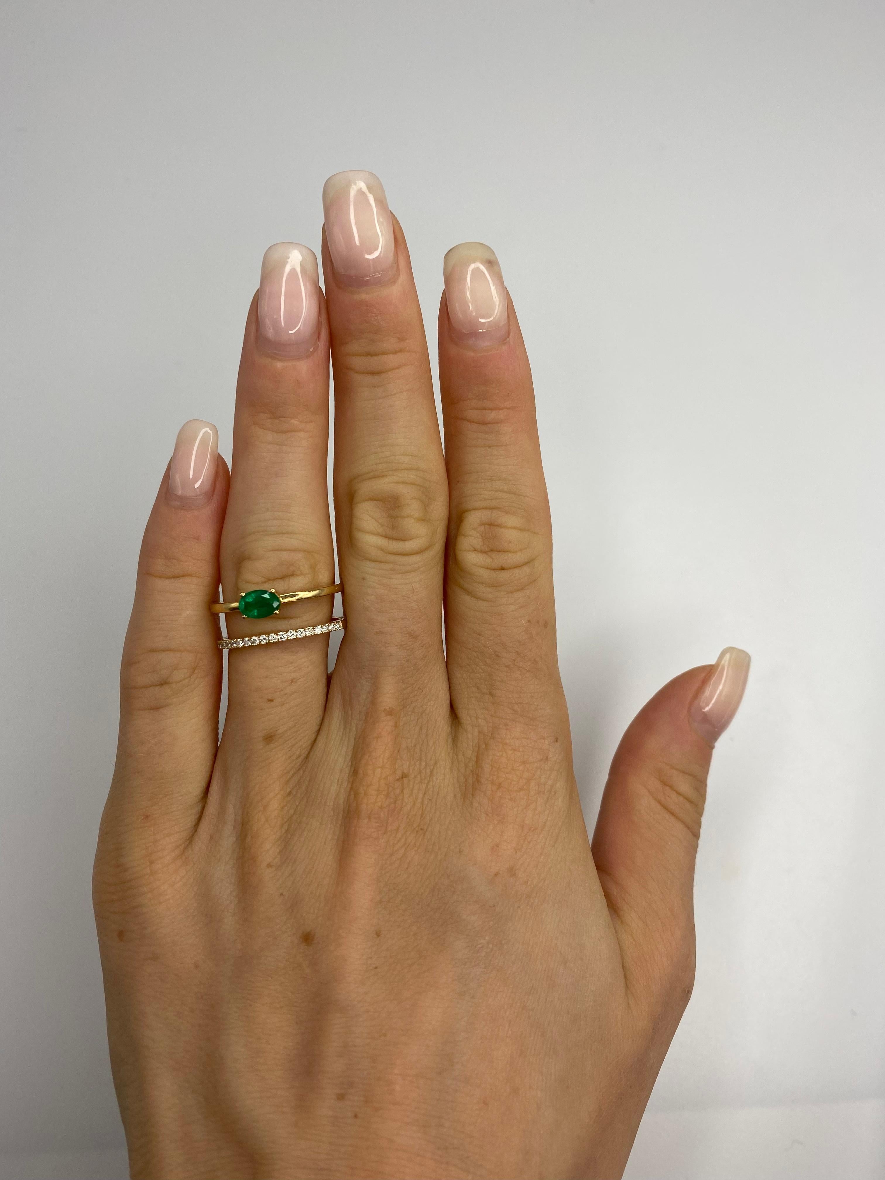 Contemporary 0.61 Carat Emerald Round Diamonds 18 Karat Yellow Gold Ring For Sale