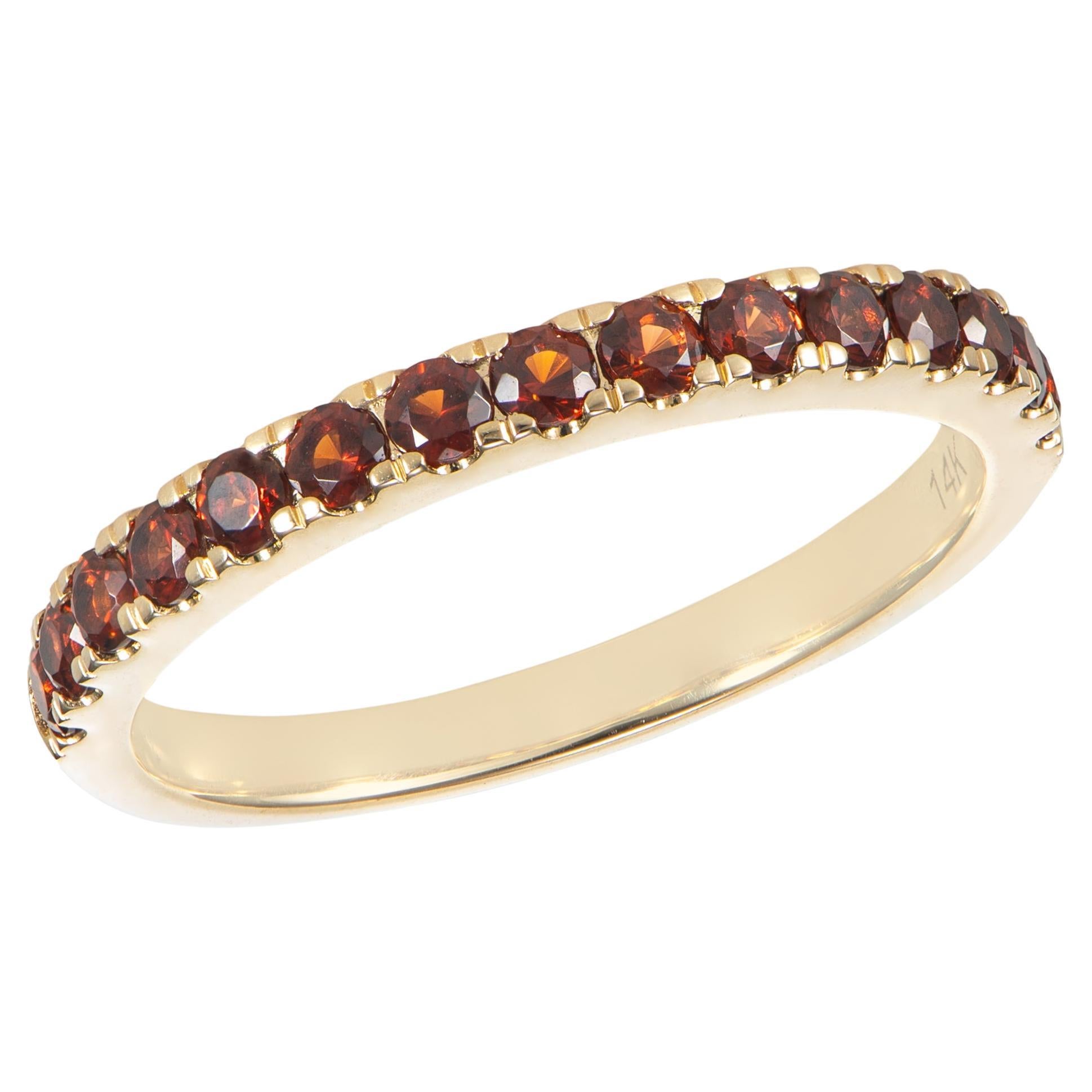 Sunita Nahata Granate 0.61ct. Anillo de eternidad de oro amarillo de 14 quilates.