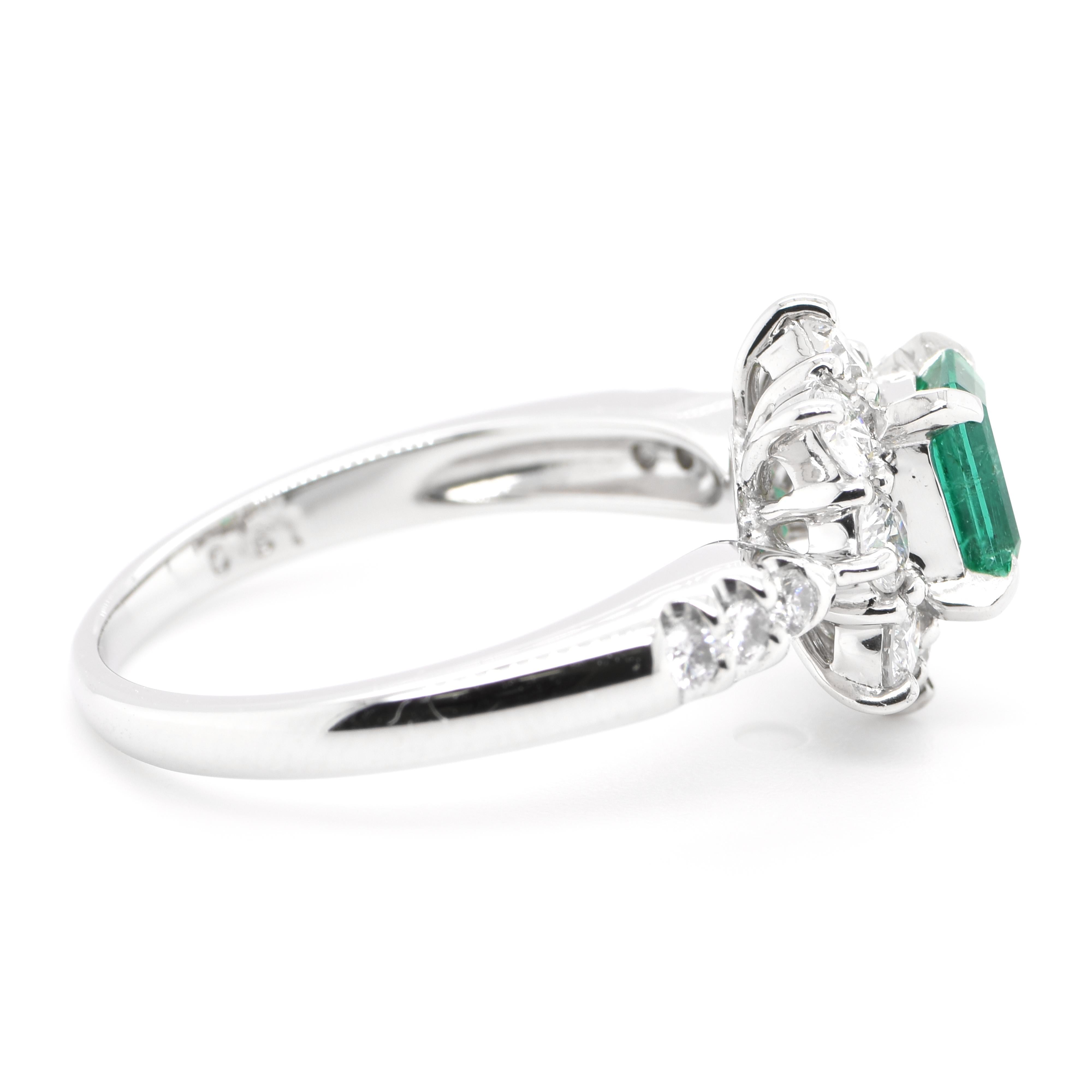 0.61 Carat Natural Emerald and Diamond Ring Set in Platinum In Excellent Condition In Tokyo, JP