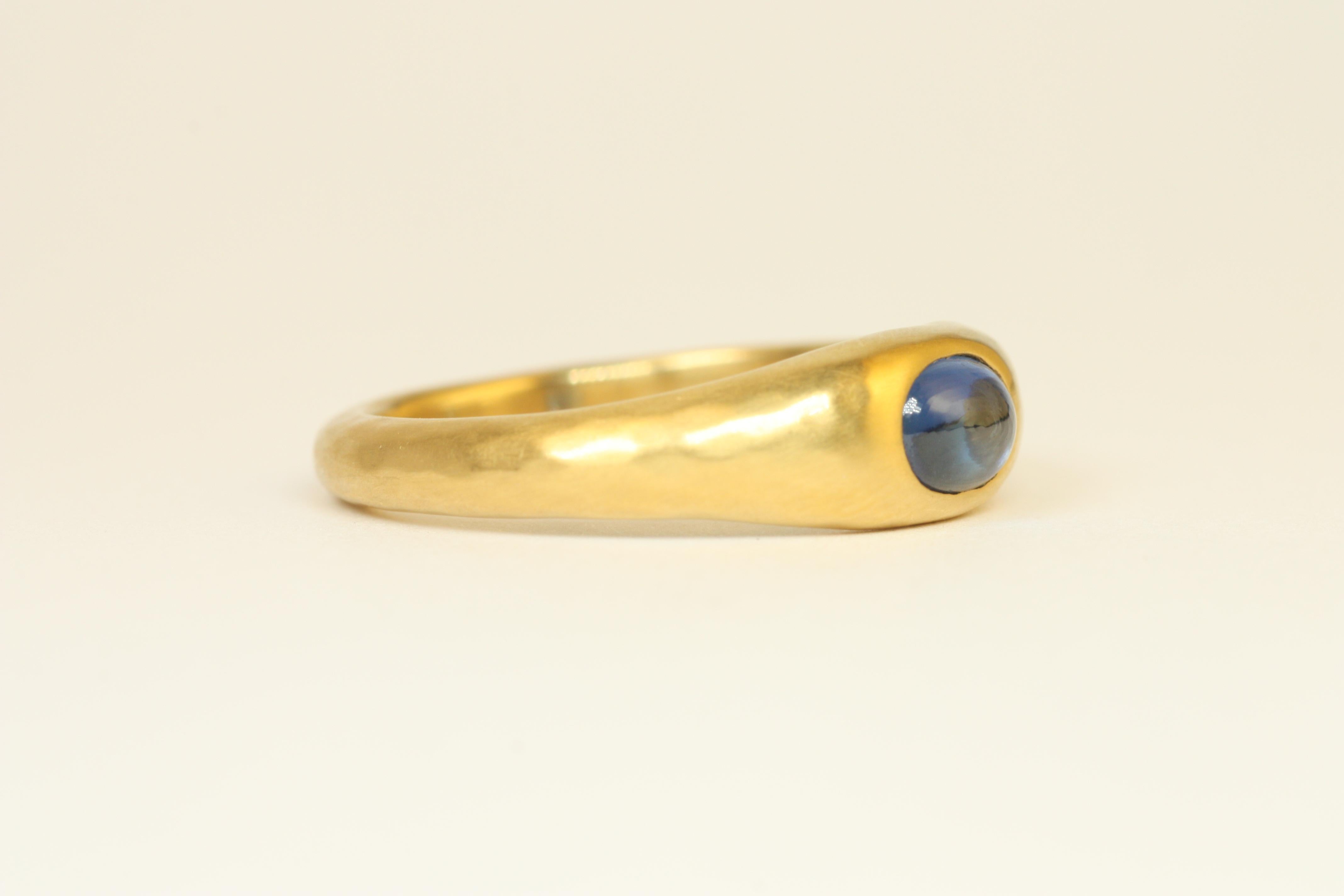 0.61 Carat Oval Cabochon Cut Blue Sapphire 22K Yellow Gold Handmade Gypsy Ring In New Condition In Santa Monica, CA