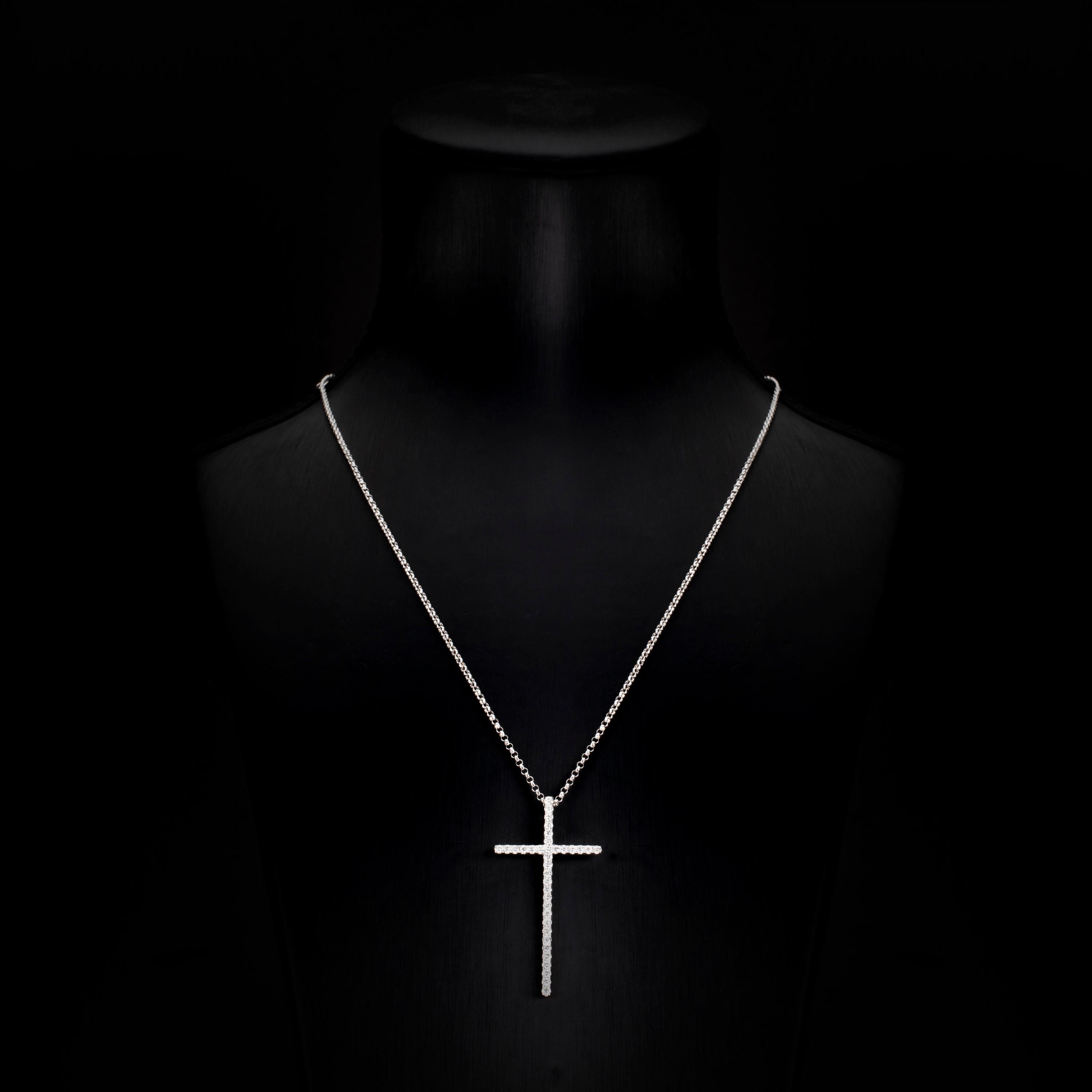 Contemporary 0.61 Carat Round Brilliant Diamond 18 Karat White Gold Cross Pendant Necklace For Sale
