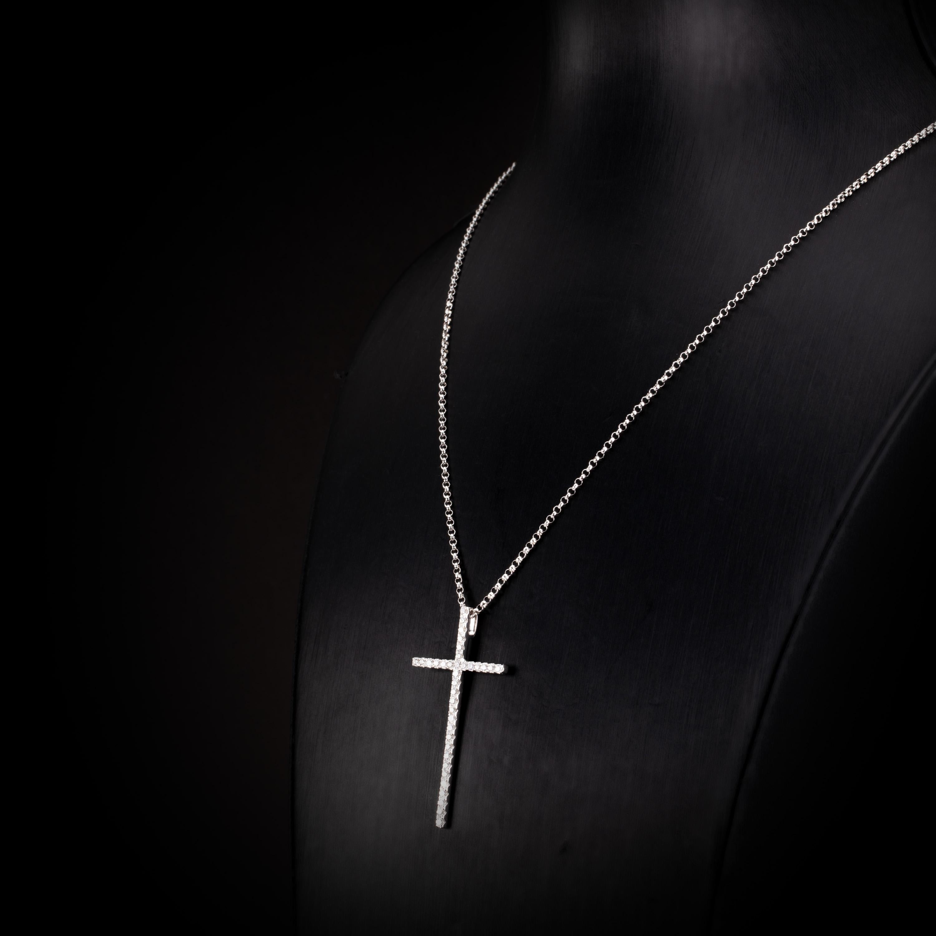0.61 Carat Round Brilliant Diamond 18 Karat White Gold Cross Pendant Necklace In New Condition For Sale In Hong Kong, Kowloon