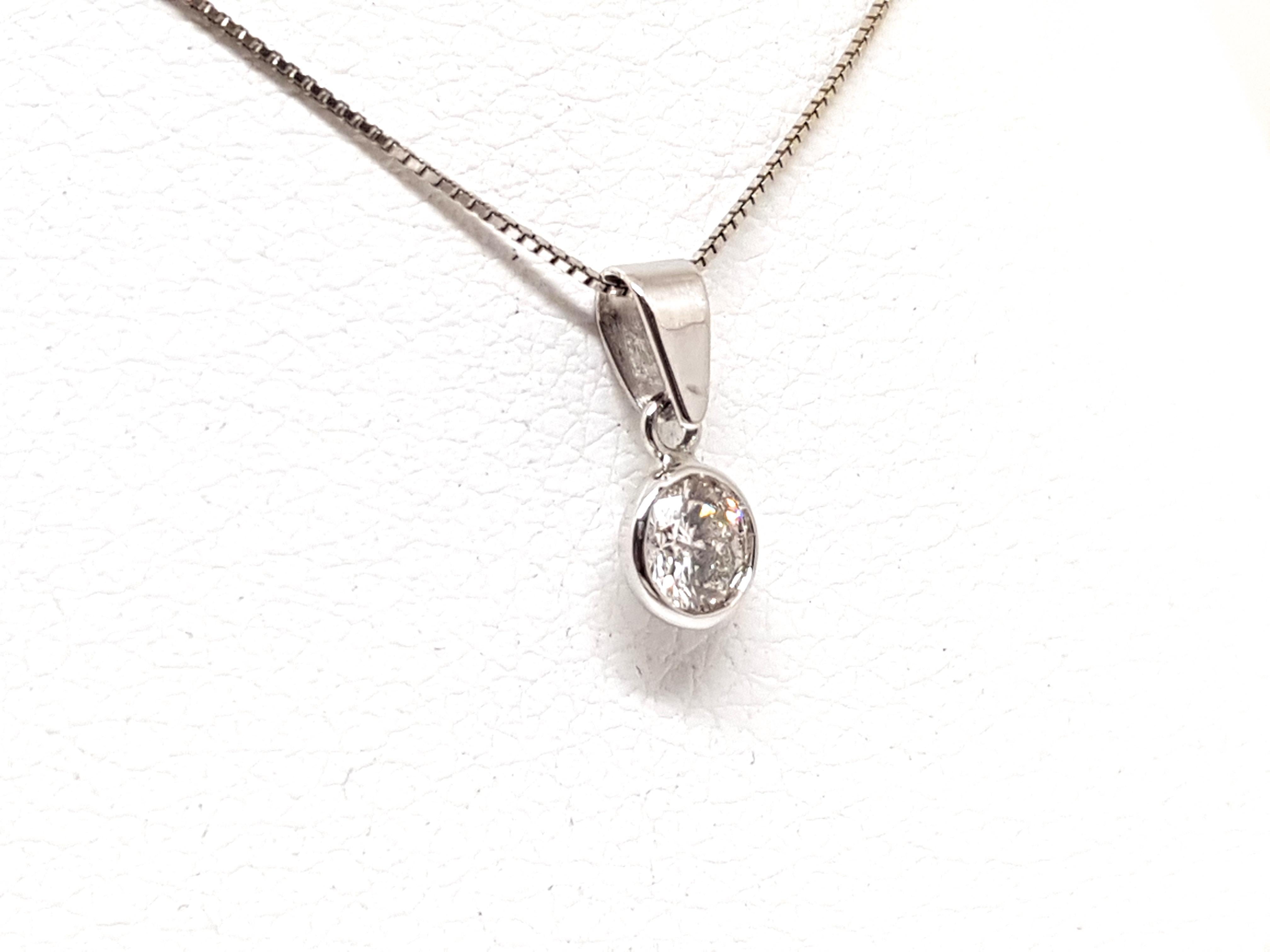 Gold: 18K White gold 
weight: 6.19 grams. 
Diamonds: 1.00ct. colour: G clarity: VS 
Sapphires: 0.30ct. 
Length Pendant: 2.20 cm. 
Width Pendant: 1.40 cm. 
Length chain: choose between 40, 42, 45 or 50cm. 
All our jewellery comes with a certificate