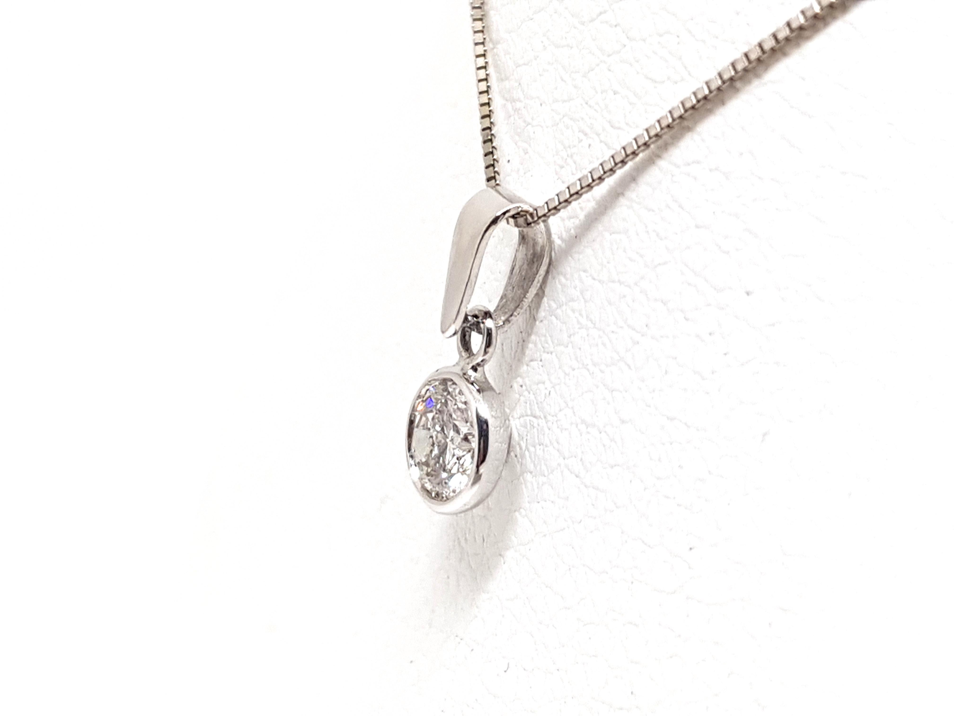 0.61 Carat White Gold Necklace Diamond Solitaire Pendant In New Condition For Sale In Antwerp, BE