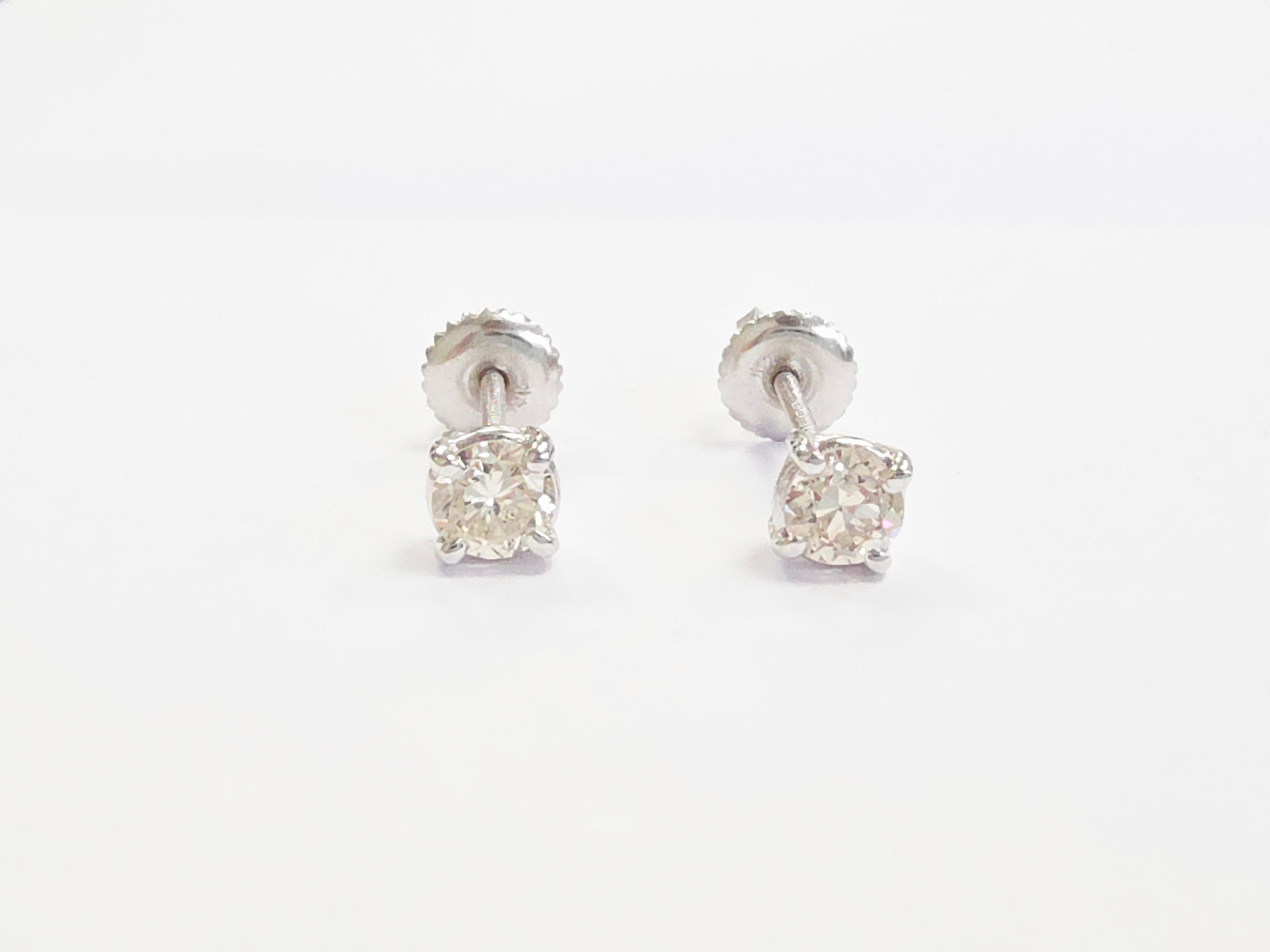 Orecchini con diamanti tondi naturali da 0,61 carati in oro bianco 14K

Aggiungi un'eleganza senza tempo alla tua collezione di gioielli con questi bellissimi orecchini con diamanti naturali da 0,61 carati. Ogni orecchino presenta un diamante