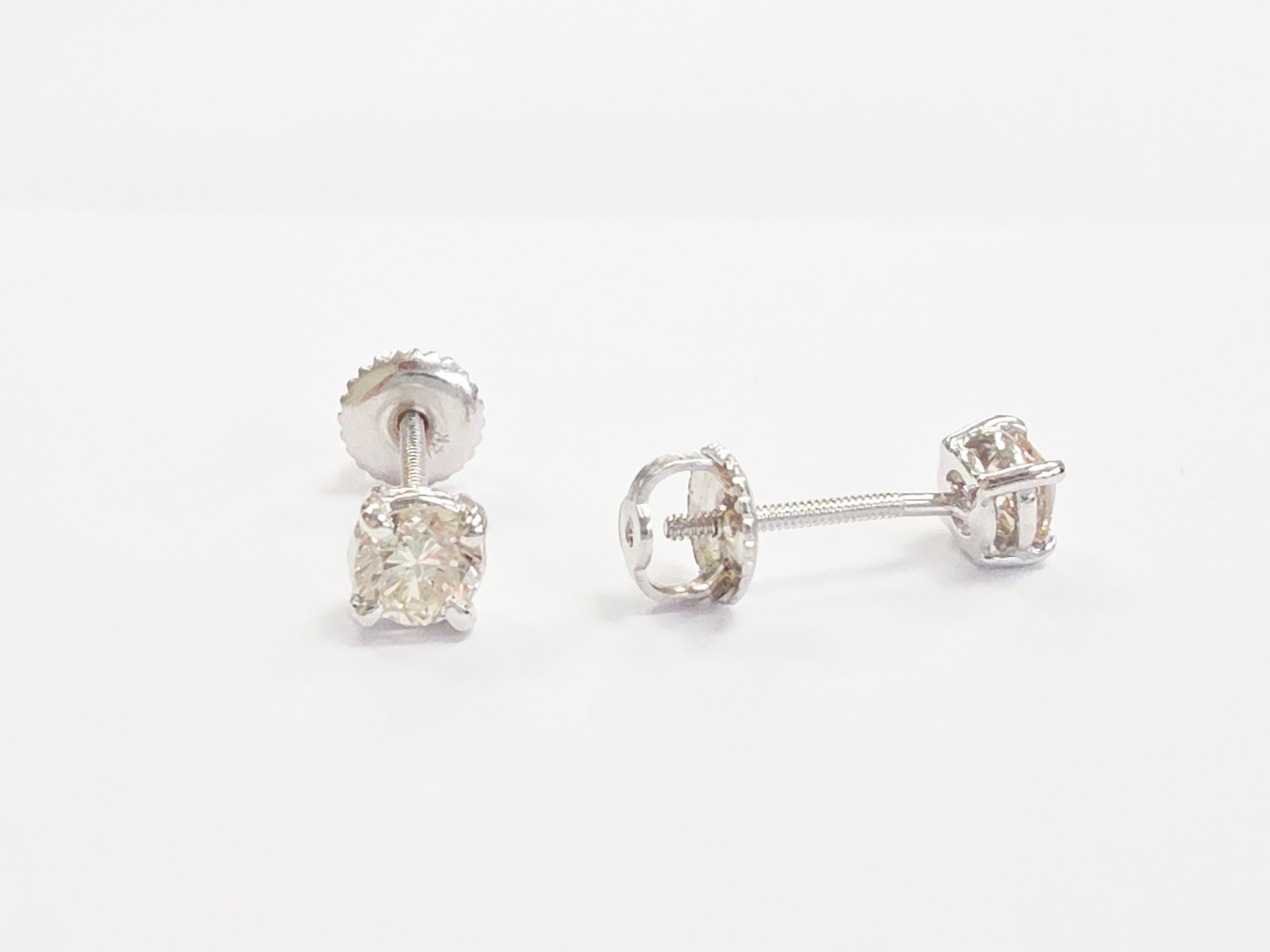 Taglio rotondo 0,61 Carati di Diamante Naturale Forma Rotonda Borchie in Oro Bianco 14 Karati in vendita