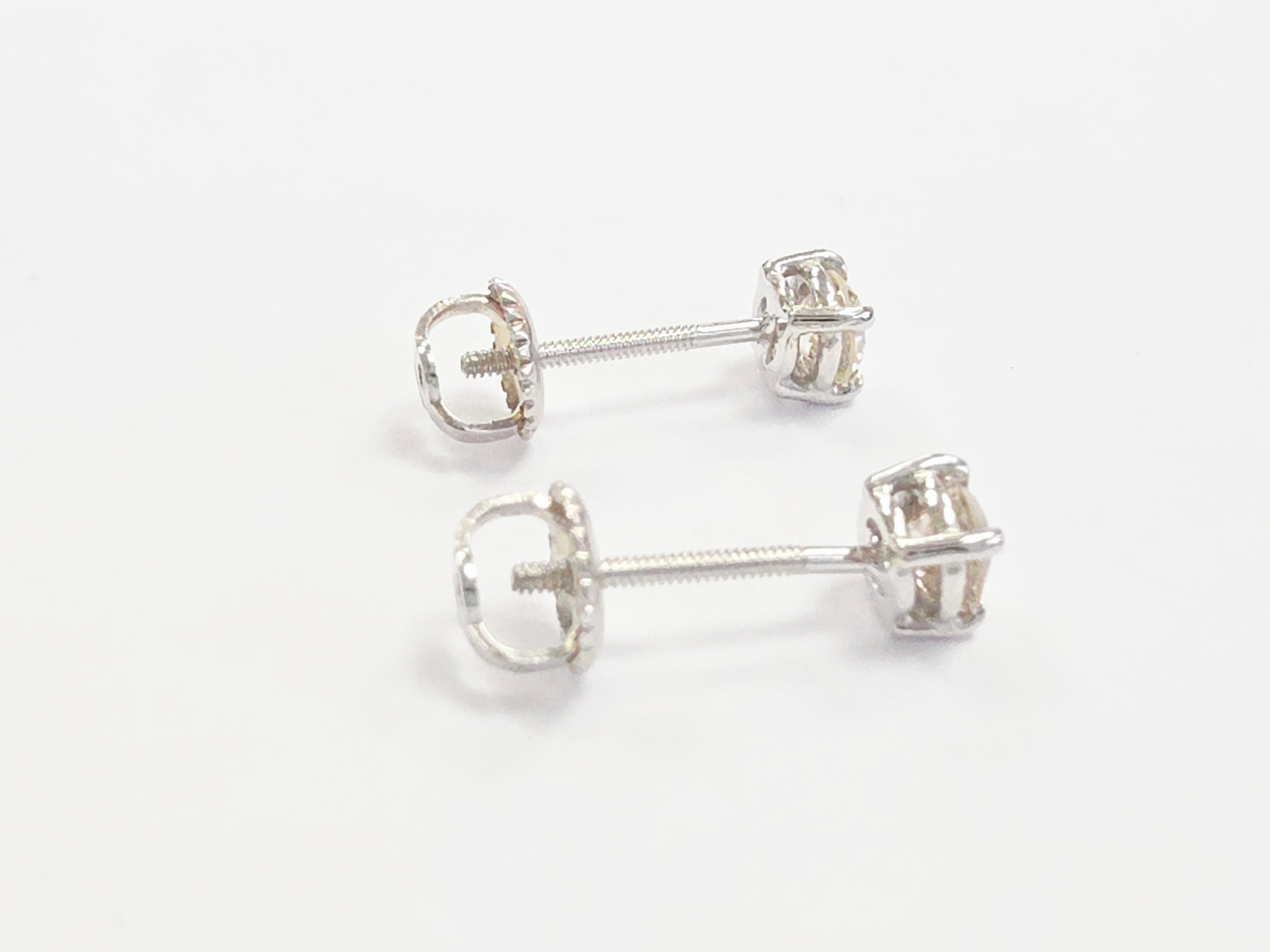 0,61 Carati di Diamante Naturale Forma Rotonda Borchie in Oro Bianco 14 Karati In condizioni Nuovo in vendita a Great Neck Plaza, NY
