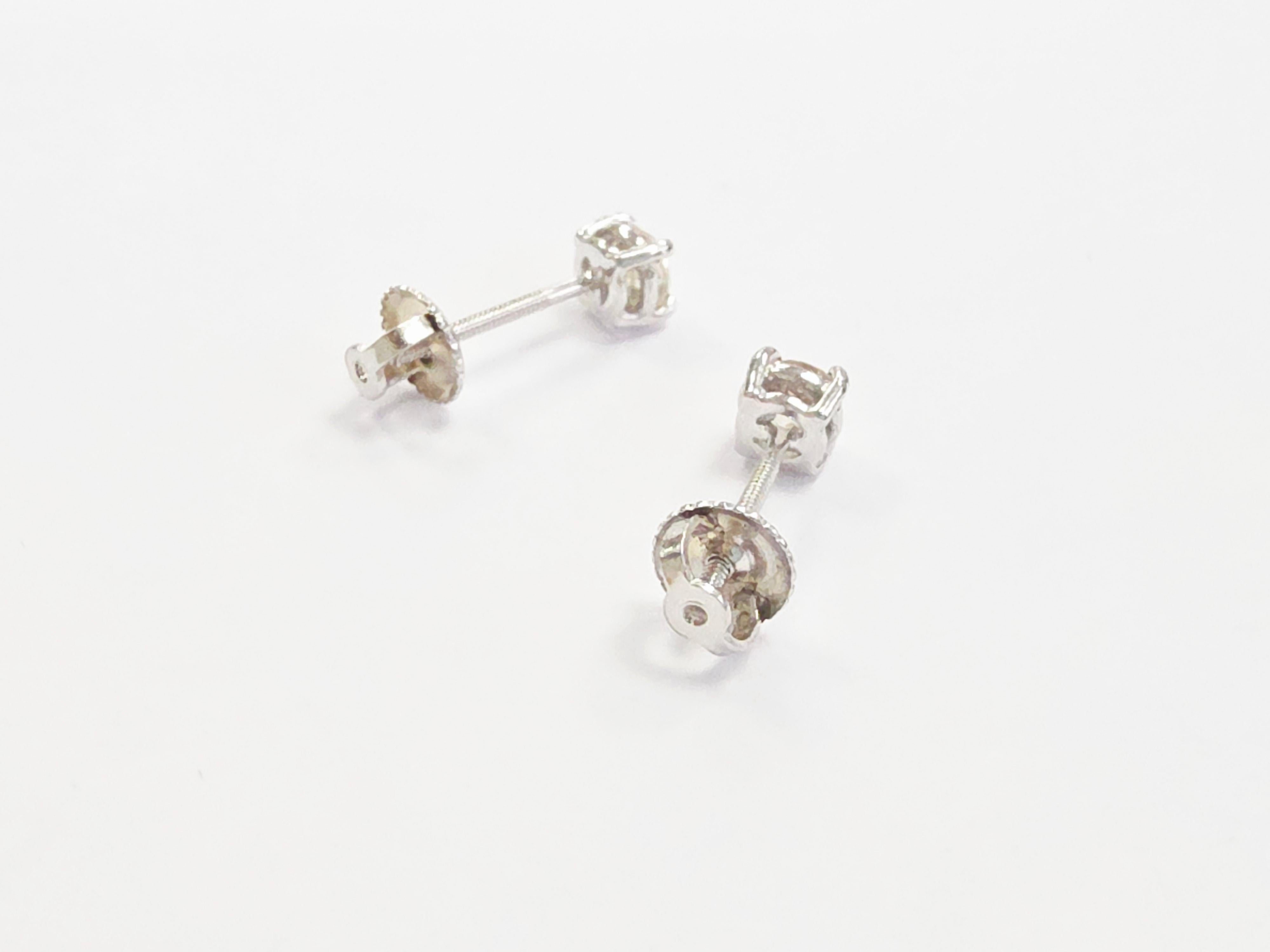 0,61 Carati di Diamante Naturale Forma Rotonda Borchie in Oro Bianco 14 Karati in vendita 1