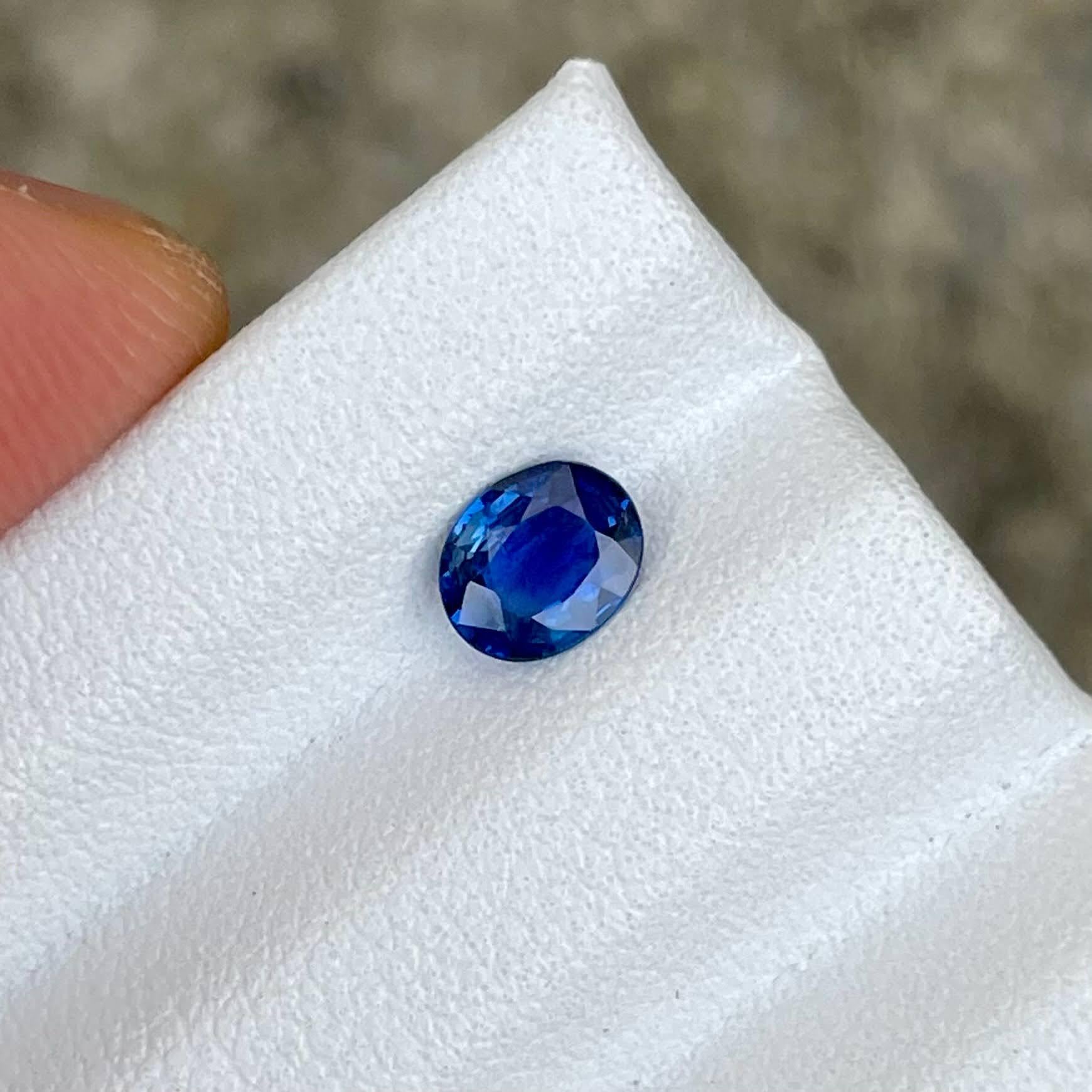 Poids 0,61 carats 
Dimensions 5,9x4,8x2,4 mm
Traitement chauffé 
Origine Sri Lanka 
Clarté VVS 
Forme ovale 
Taillé à facettes 


Ce saphir bleu exquis de 0.61 carat est une véritable merveille de la nature, mettant en valeur les plus belles