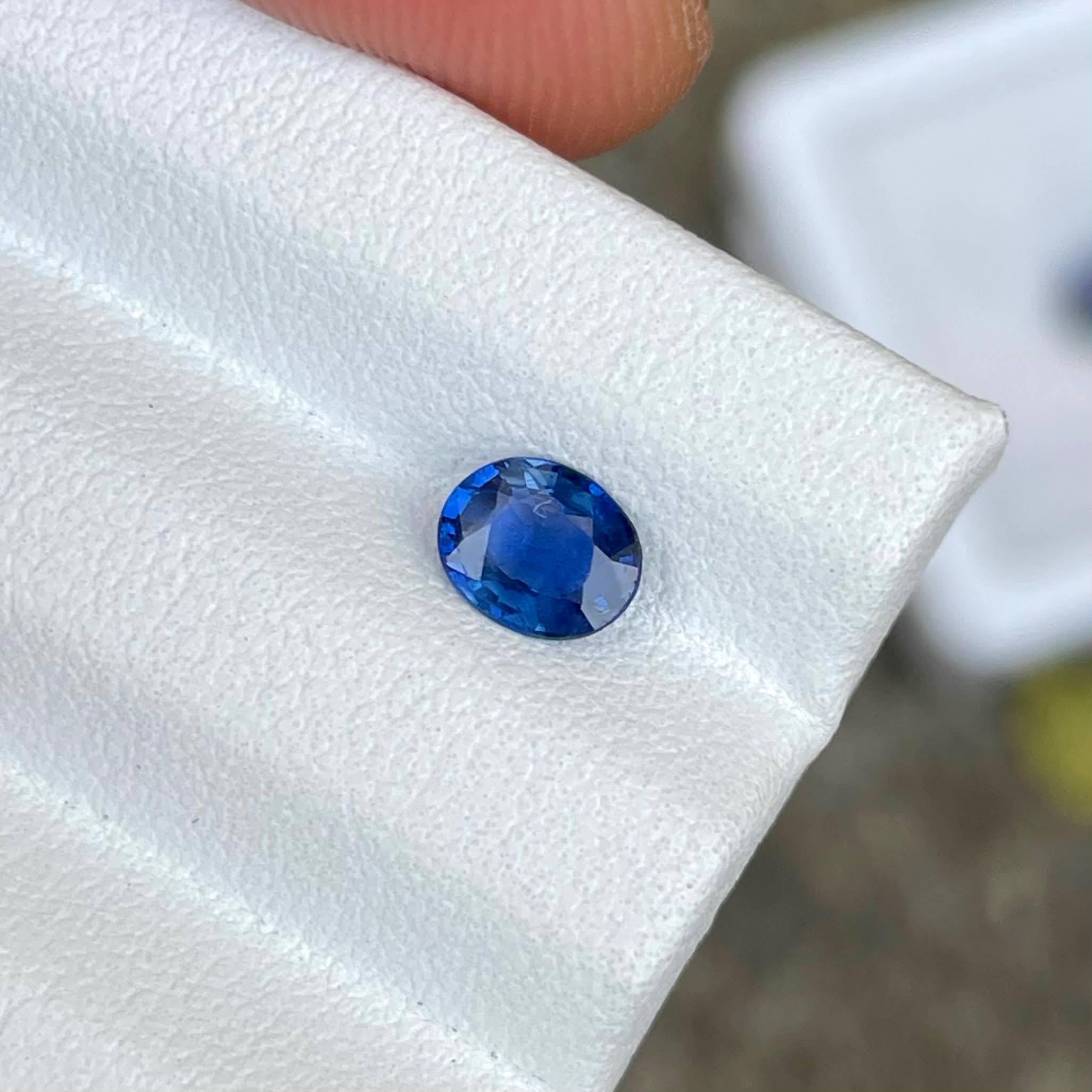 Taille ovale Pierre précieuse du Sri Lanka, saphir bleu doux de 0,61 carat, taille ovale en vente