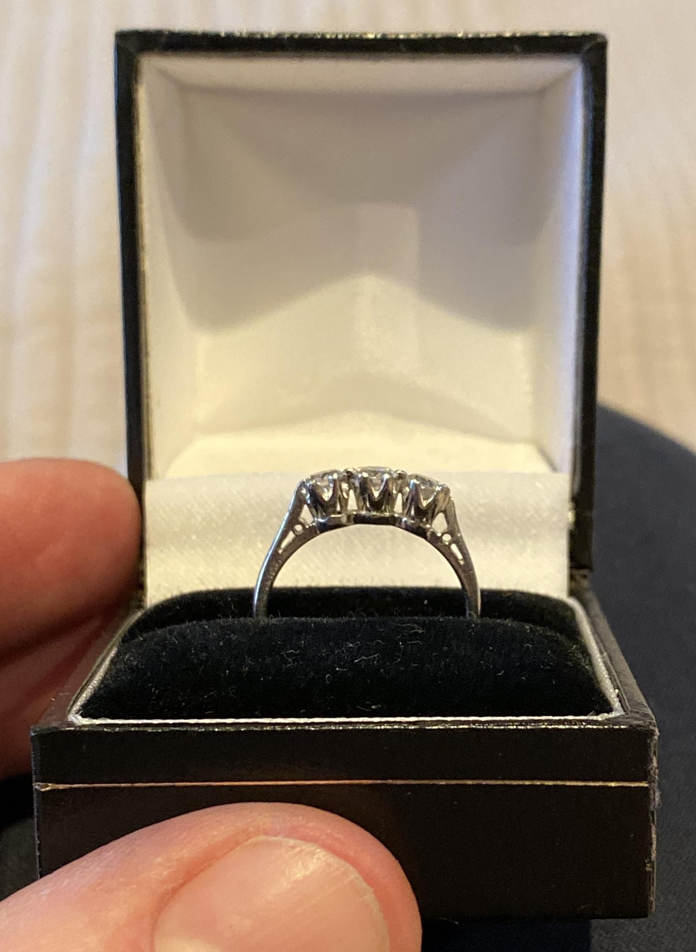 Eternity-Ring aus 950 Platin mit 0,61 Karat Diamanten und drei Steinen aus Platin (Moderne) im Angebot