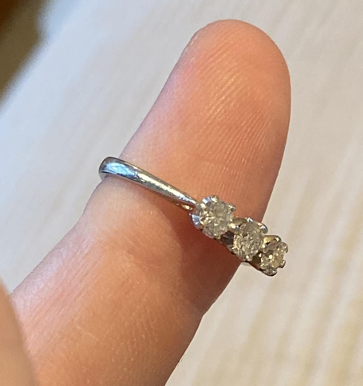 Eternity-Ring aus 950 Platin mit 0,61 Karat Diamanten und drei Steinen aus Platin im Angebot 3