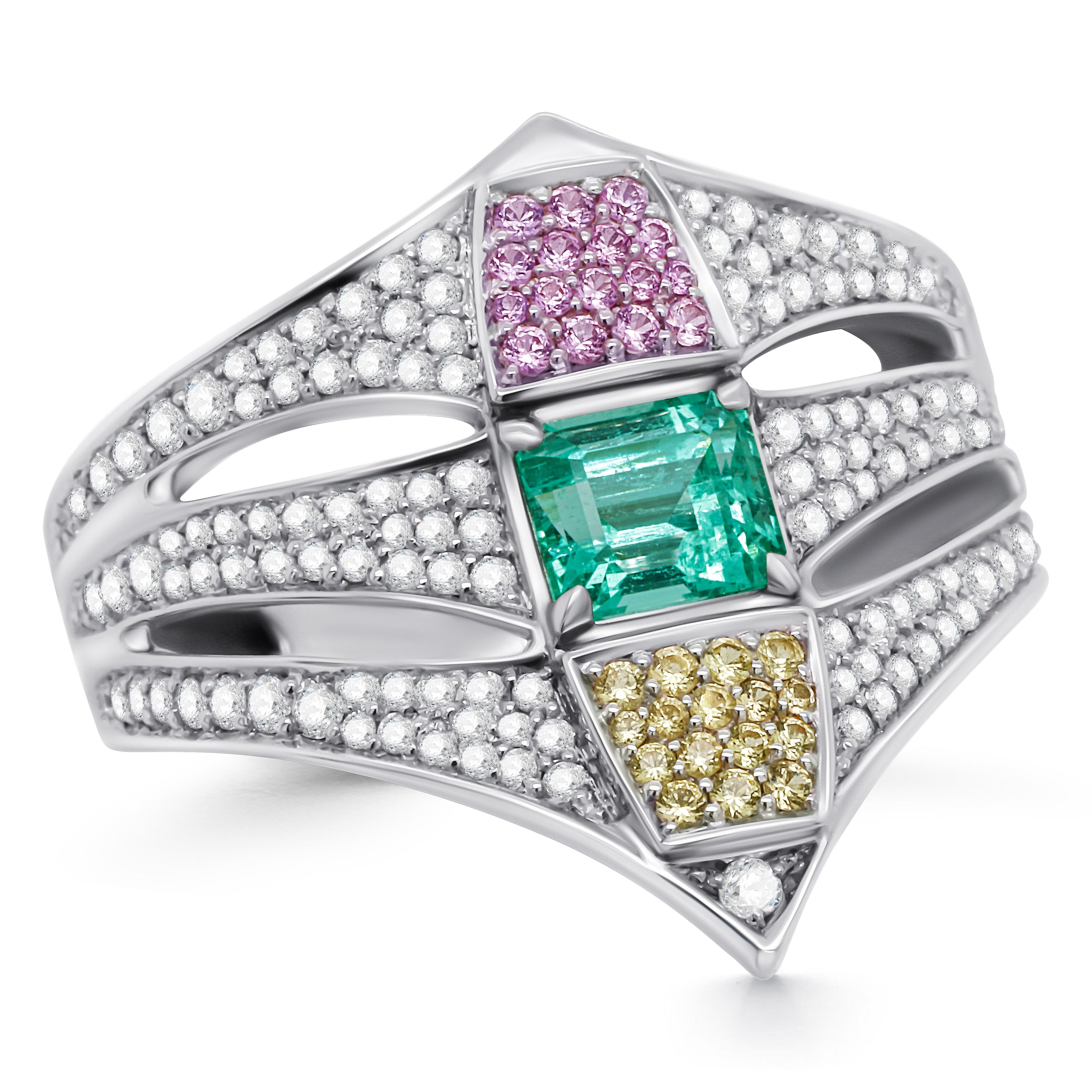 Ein besonderer Ring mit drei Clustern, mit einem neongrünen Smaragd in der Mitte und zwei Strahlen aus rosa und gelben Saphiren oben und unten, umrahmt von verstreuten Diamanten.
Dieses Design ist eine Synergie aus Motiven des späten 19.