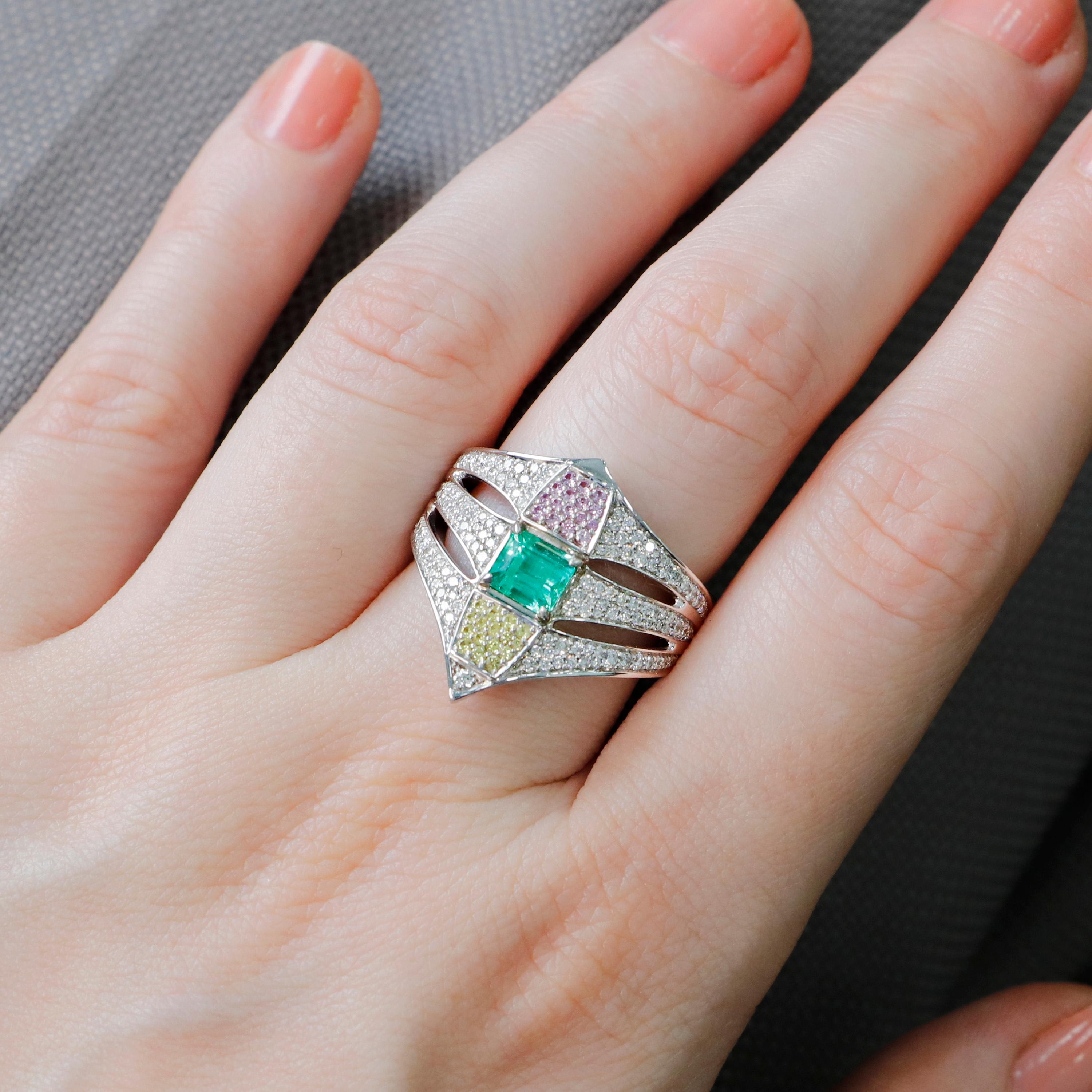 0,61 Karat Smaragd Rosa und gelber Saphir Diamant Dreisteinring (Smaragdschliff) im Angebot