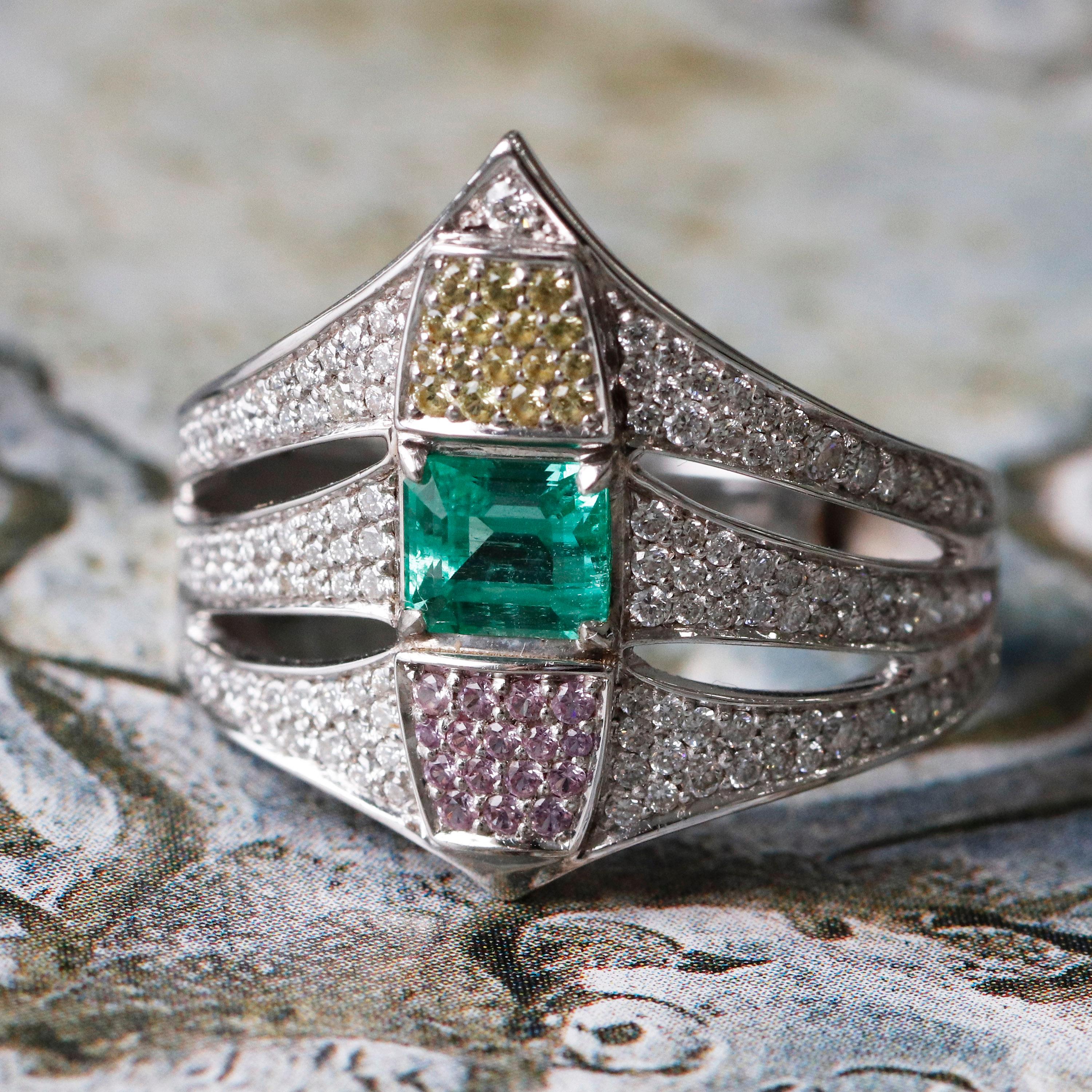 0,61 Karat Smaragd Rosa und gelber Saphir Diamant Dreisteinring im Zustand „Neu“ im Angebot in Bangkok, TH