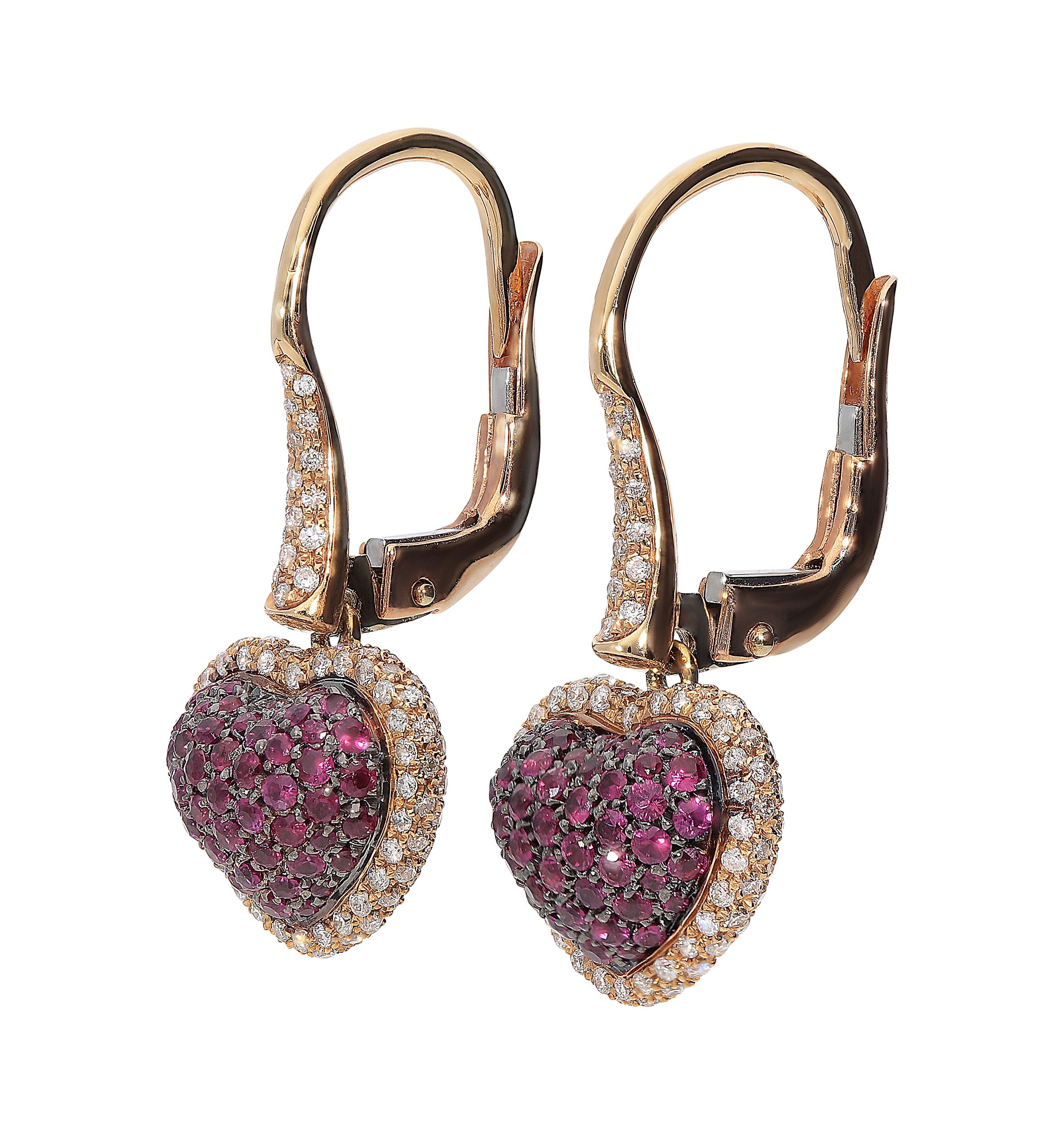 Adorable dangle earrings with lever-back in 18kt pink gold for 4,30 grams.
Two dome hearts set with rubies for 0,61 carats and frame with white round brilliant diamonds color G clarity VS for 0,41 carats. White diamonds also in the front of the top