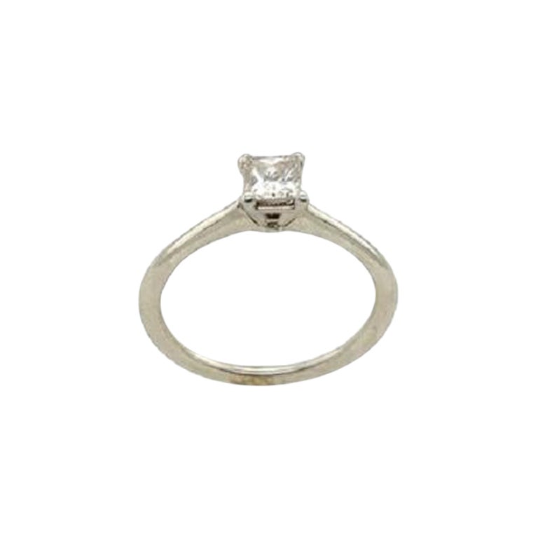 Bague solitaire modifiée carrée en or blanc 14 carats D VVS1 GIA de 0,61 carat en vente
