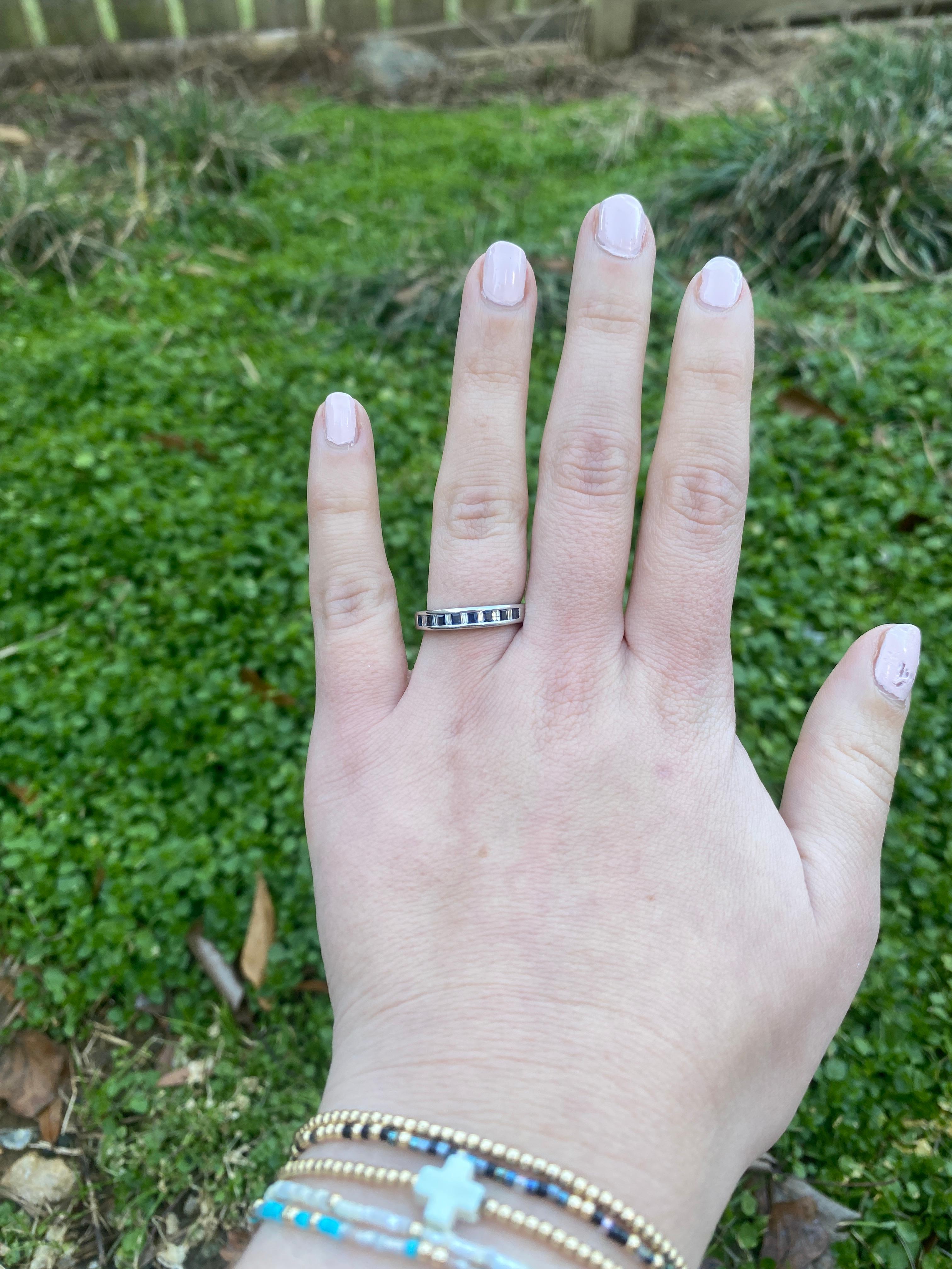 Bague jonc diamant baguette et saphir 0,61 carat, or blanc 14 carats, taille 7 en vente 2