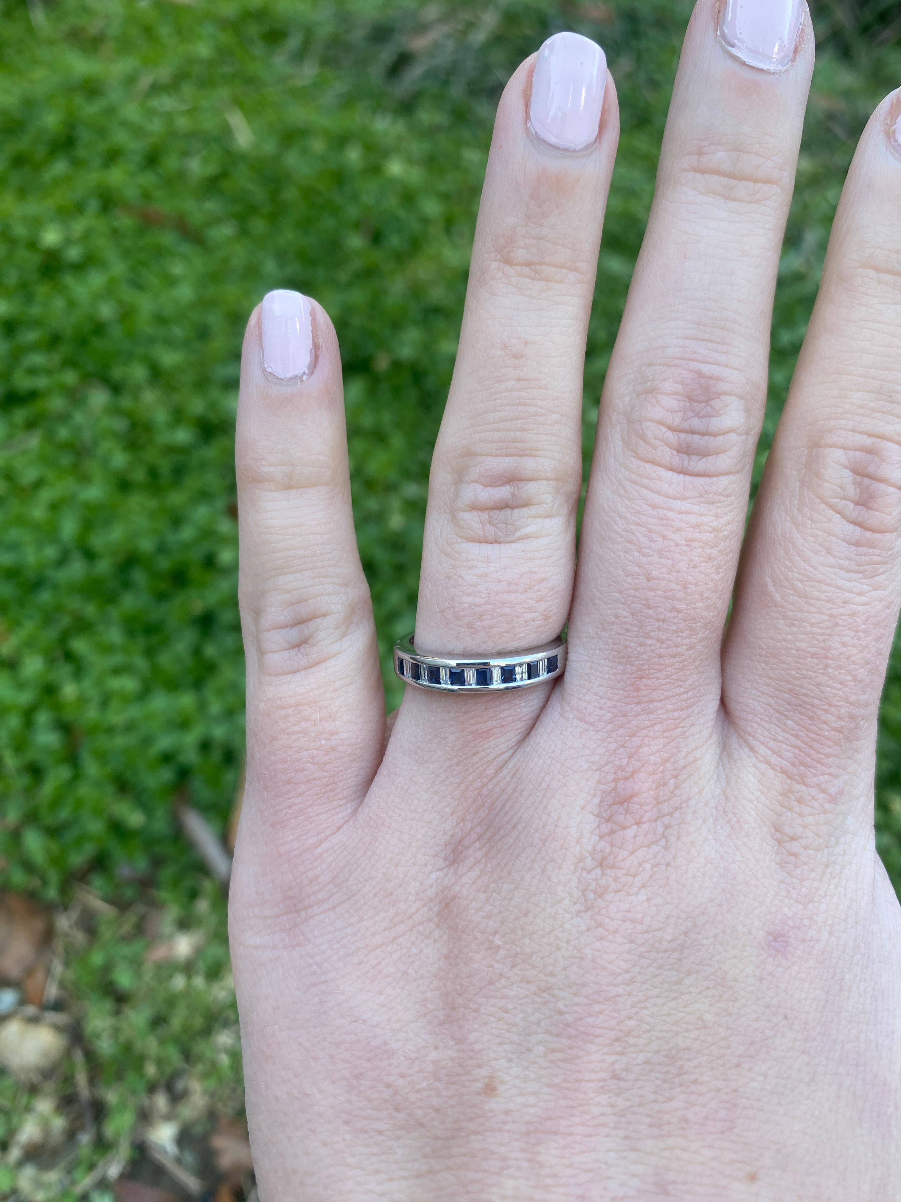 Bague jonc diamant baguette et saphir 0,61 carat, or blanc 14 carats, taille 7 en vente 3
