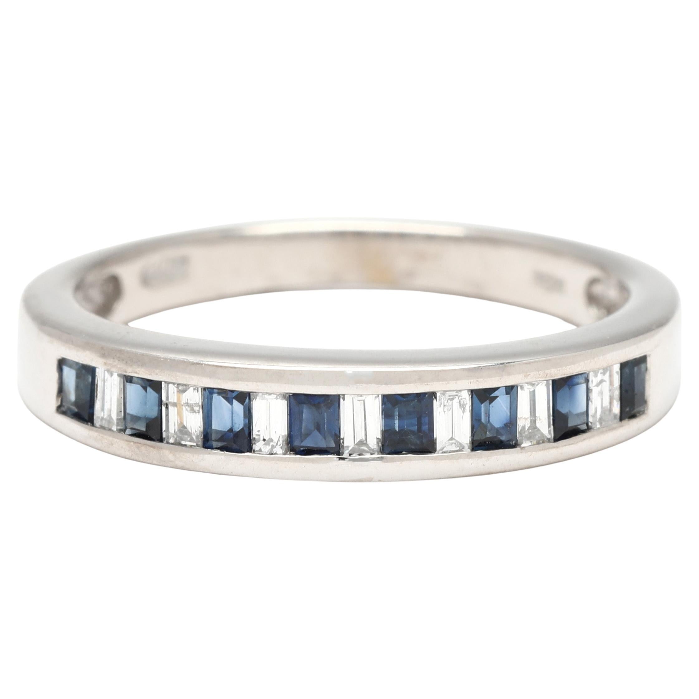 Anello a fascia con diamante baguette e zaffiro da 0,61 carati, oro bianco 14k, misura 7