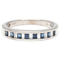 Anello a fascia con diamante baguette e zaffiro da 0,61 carati, oro bianco 14k, misura 7