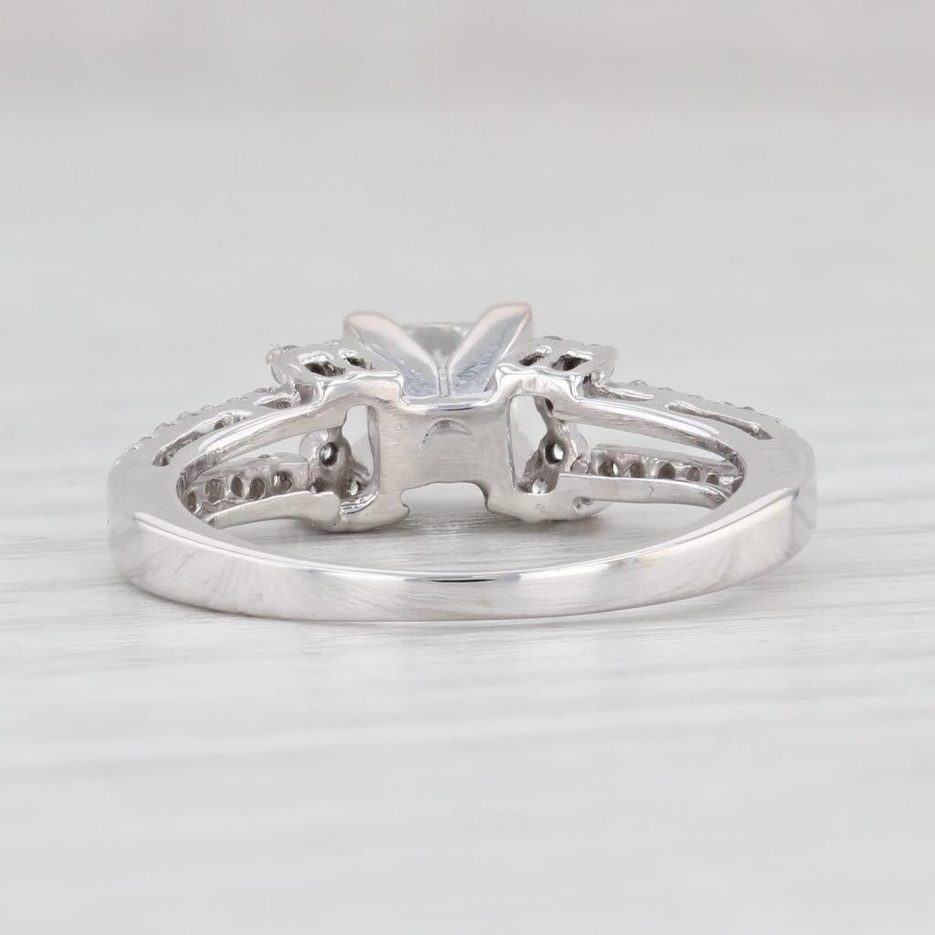 Informazioni sulla gemma:
- Diamante Nature - centro
Carati - 0,49ct 
Taglio - Principessa
Colore - G - H.
Chiarezza - VS2

- Diamanti Nature - Accenti
Carati totali - 0,12ctw
Taglio - Brillante rotondo
Colore - H - I.
Chiarezza - VS2 - I1

Metallo: