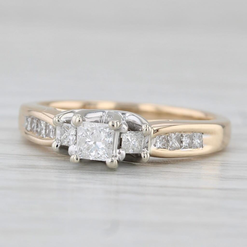 Anello di fidanzamento con diamante principessa da 0,61ctw in oro giallo bianco 14k, misura 7 in vendita 1