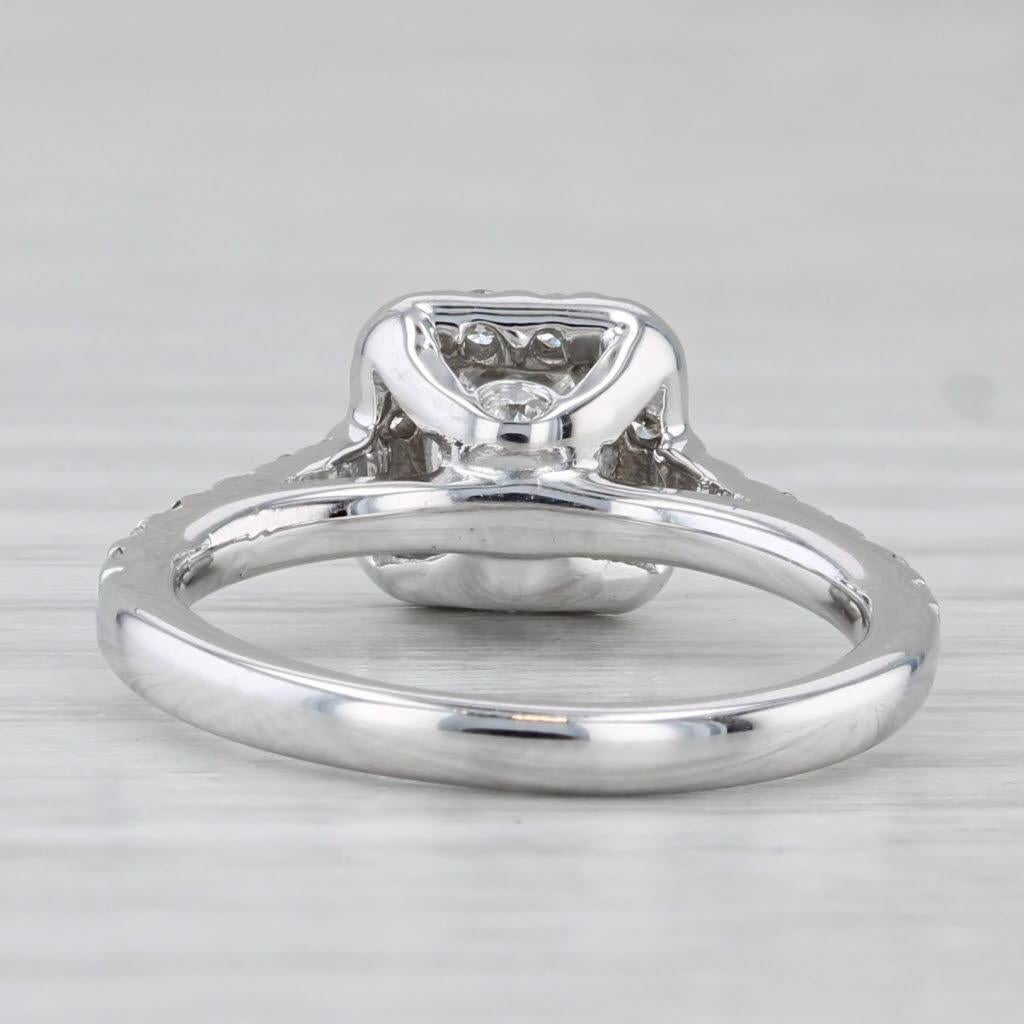 Taglio princess Anello di fidanzamento con diamante aureolato da 0,61 carati in oro bianco 14k, misura 5 in vendita