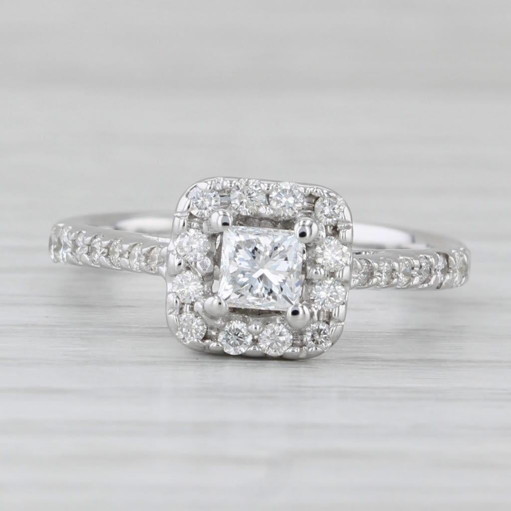 Anello di fidanzamento con diamante aureolato da 0,61 carati in oro bianco 14k, misura 5 In condizioni buone in vendita a McLeansville, NC