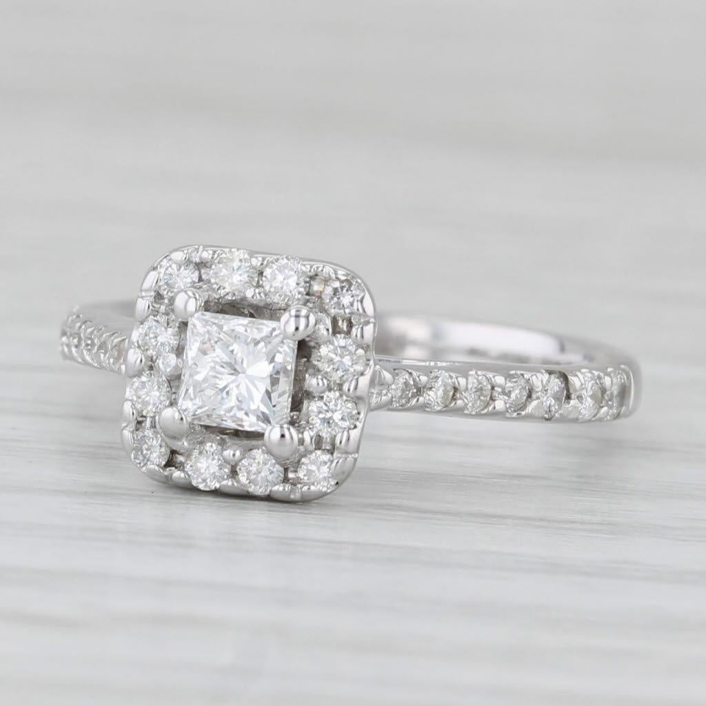 Anello di fidanzamento con diamante aureolato da 0,61 carati in oro bianco 14k, misura 5 in vendita 1