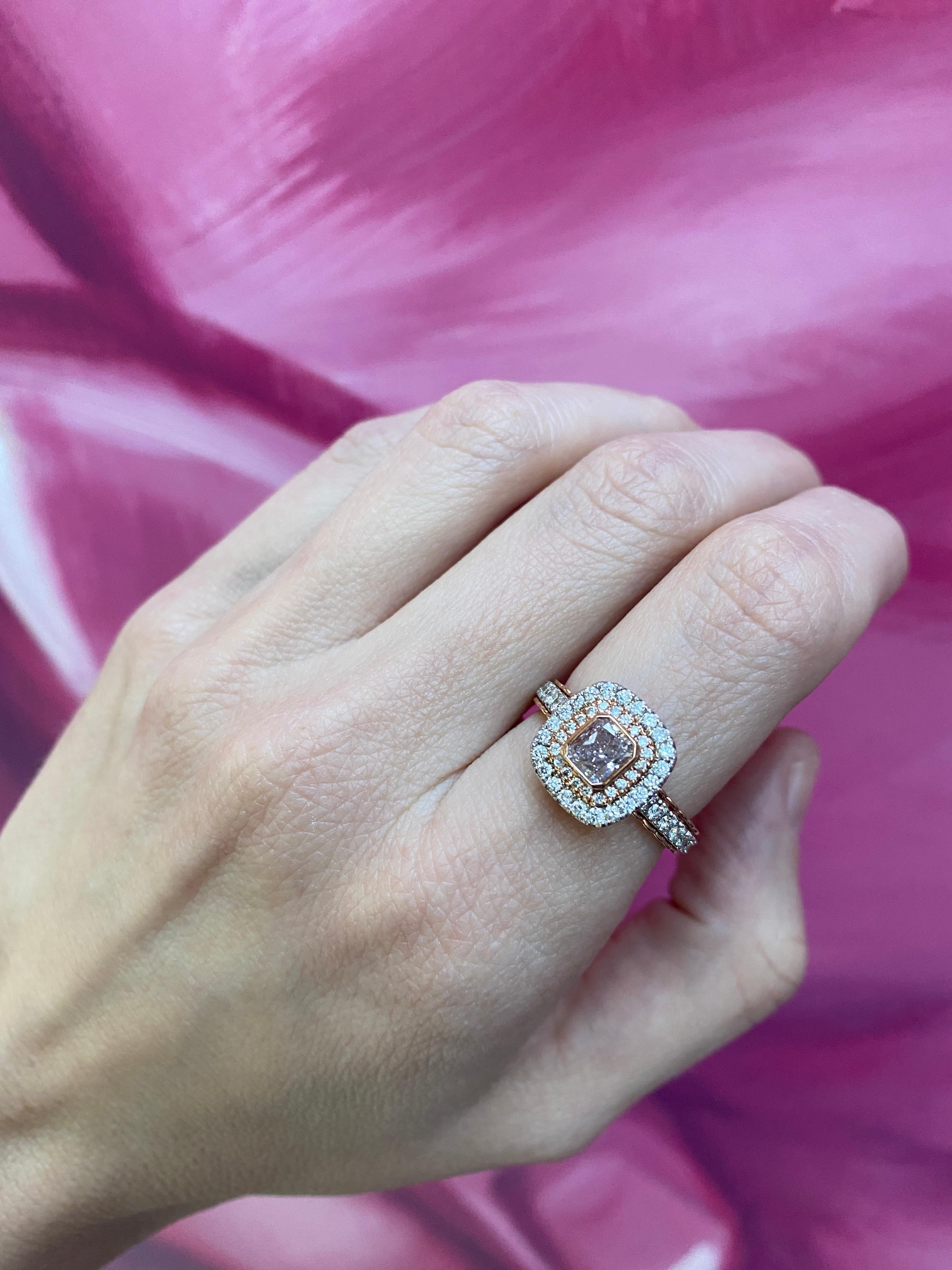 0,62 Lünette mit Radiant-Schliff und bräunlich-pinkem Diamant Verlobung im Zustand „Neu“ im Angebot in Houston, TX