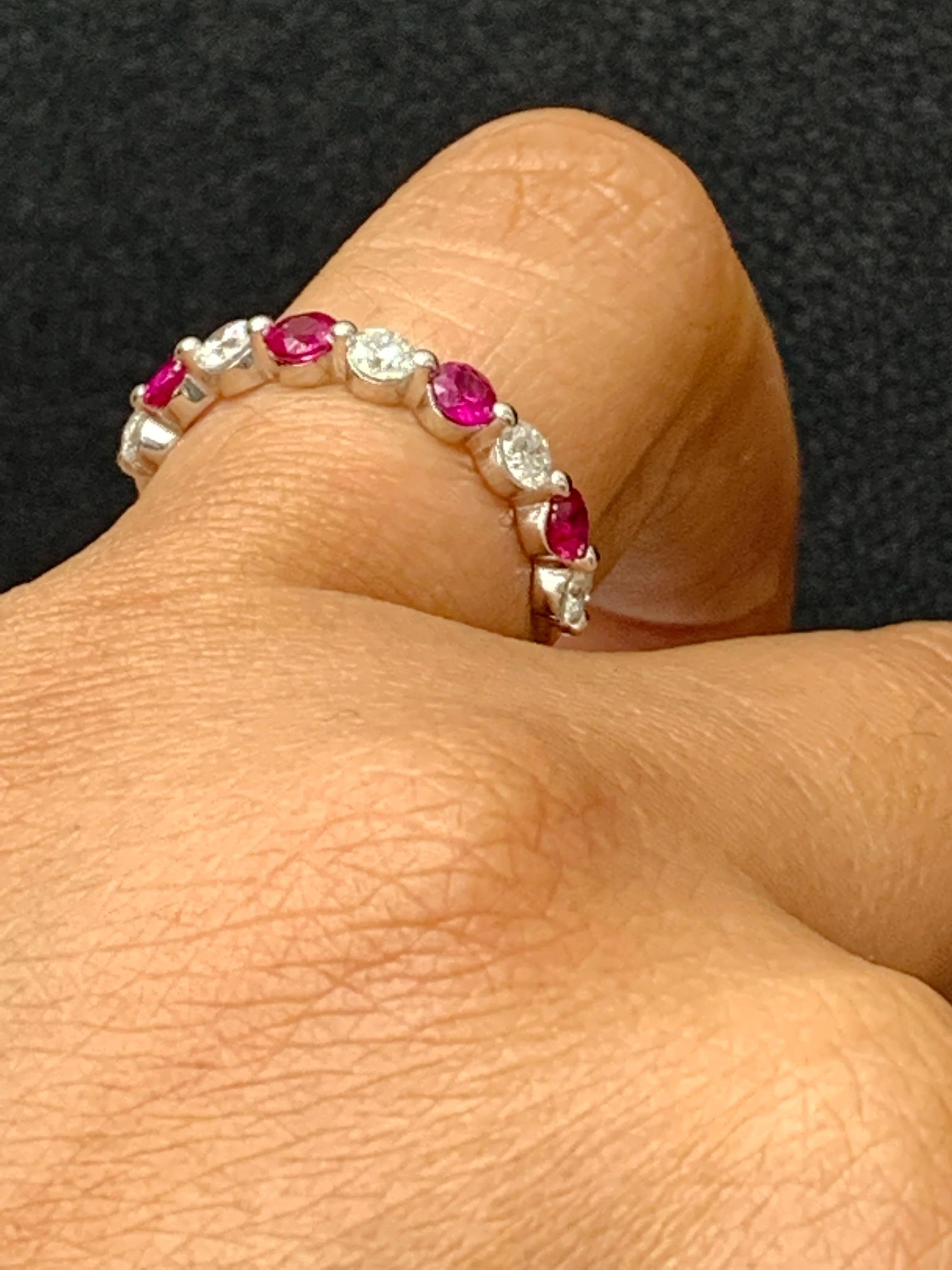 Alliance  9 pierres en or blanc 14 carats avec rubis taille brillant de 0,62 carat et diamants en vente 2