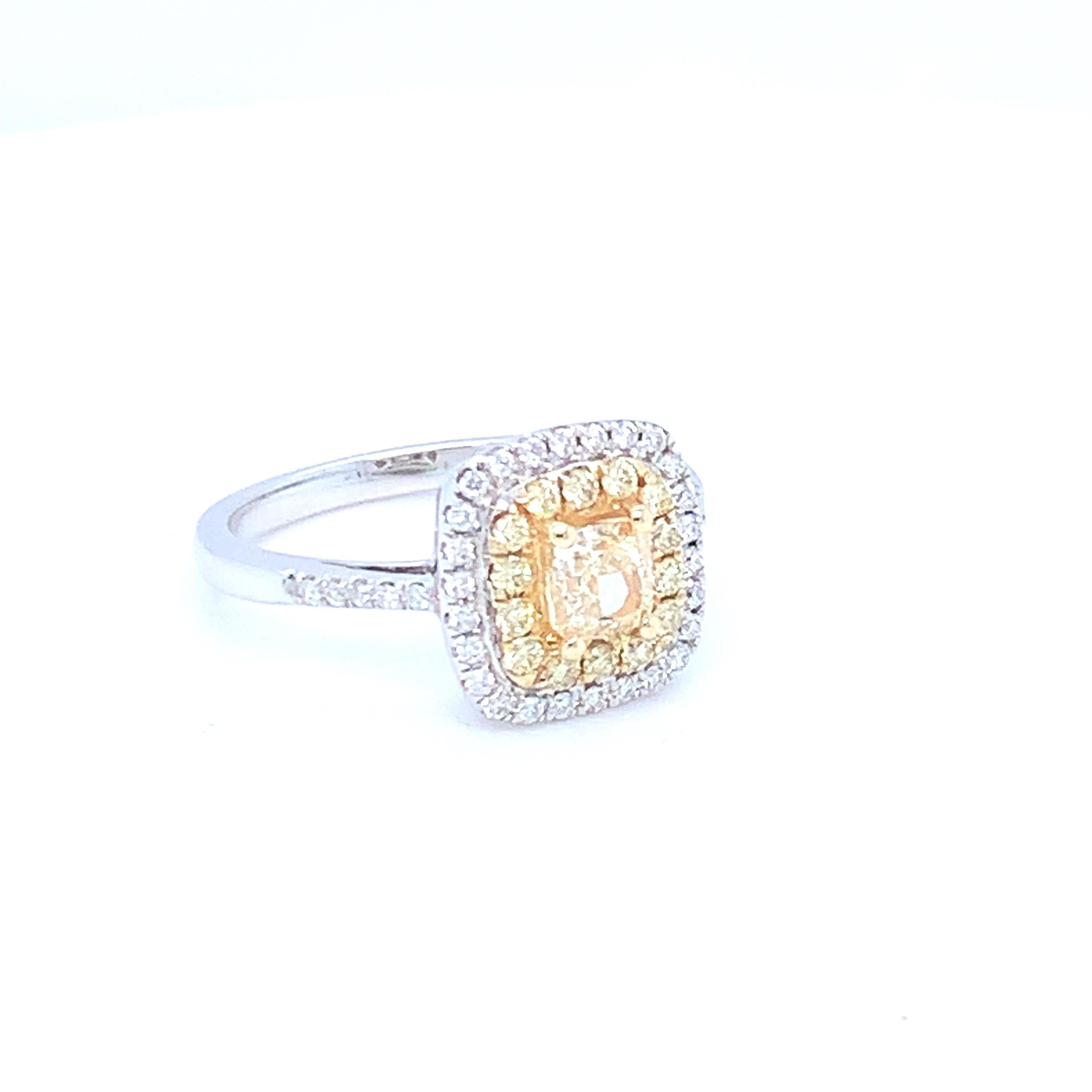 Artisan Bague halo de diamants blancs et de diamants jaunes taille coussin de 0,62 carat en vente