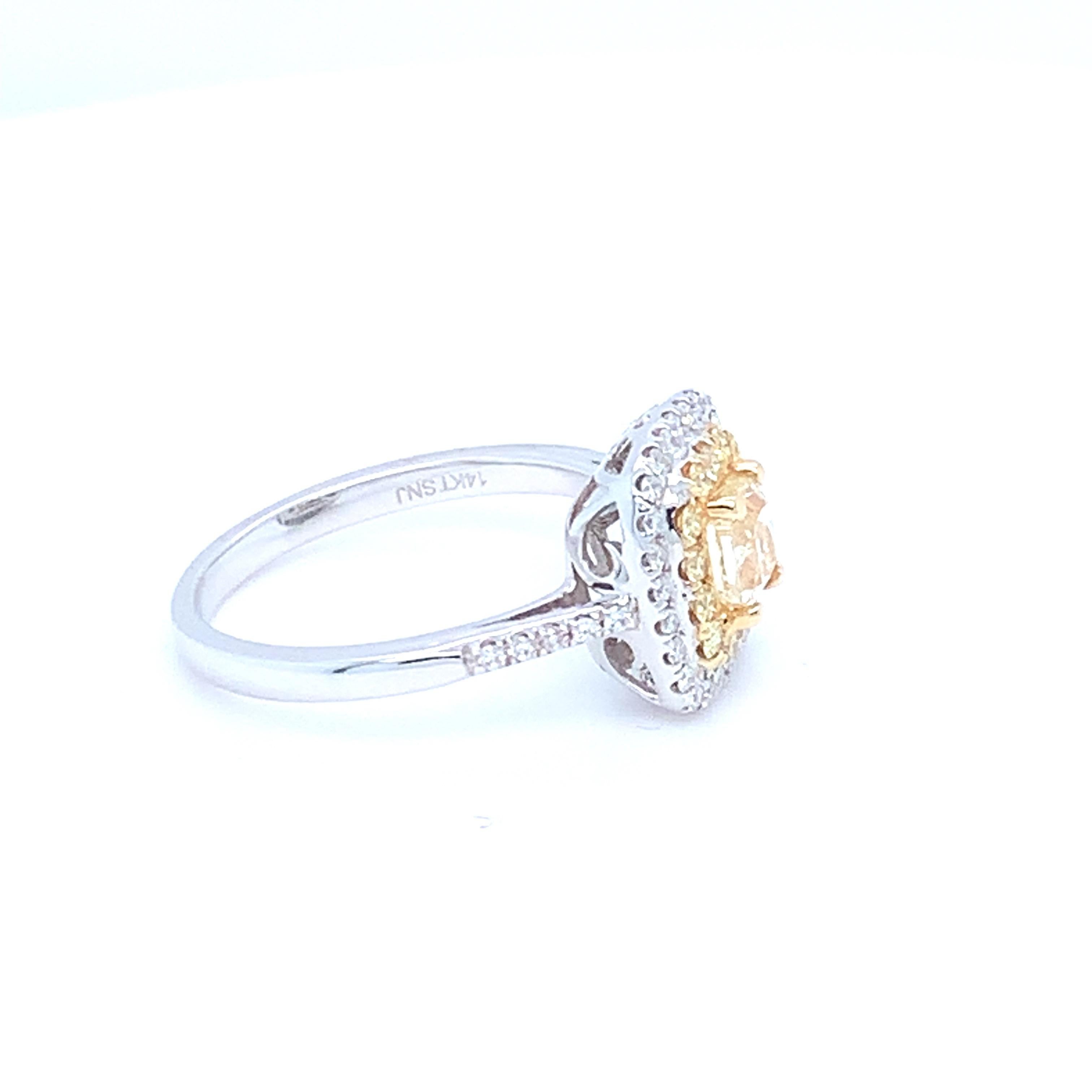 Bague halo de diamants blancs et de diamants jaunes taille coussin de 0,62 carat Pour femmes en vente